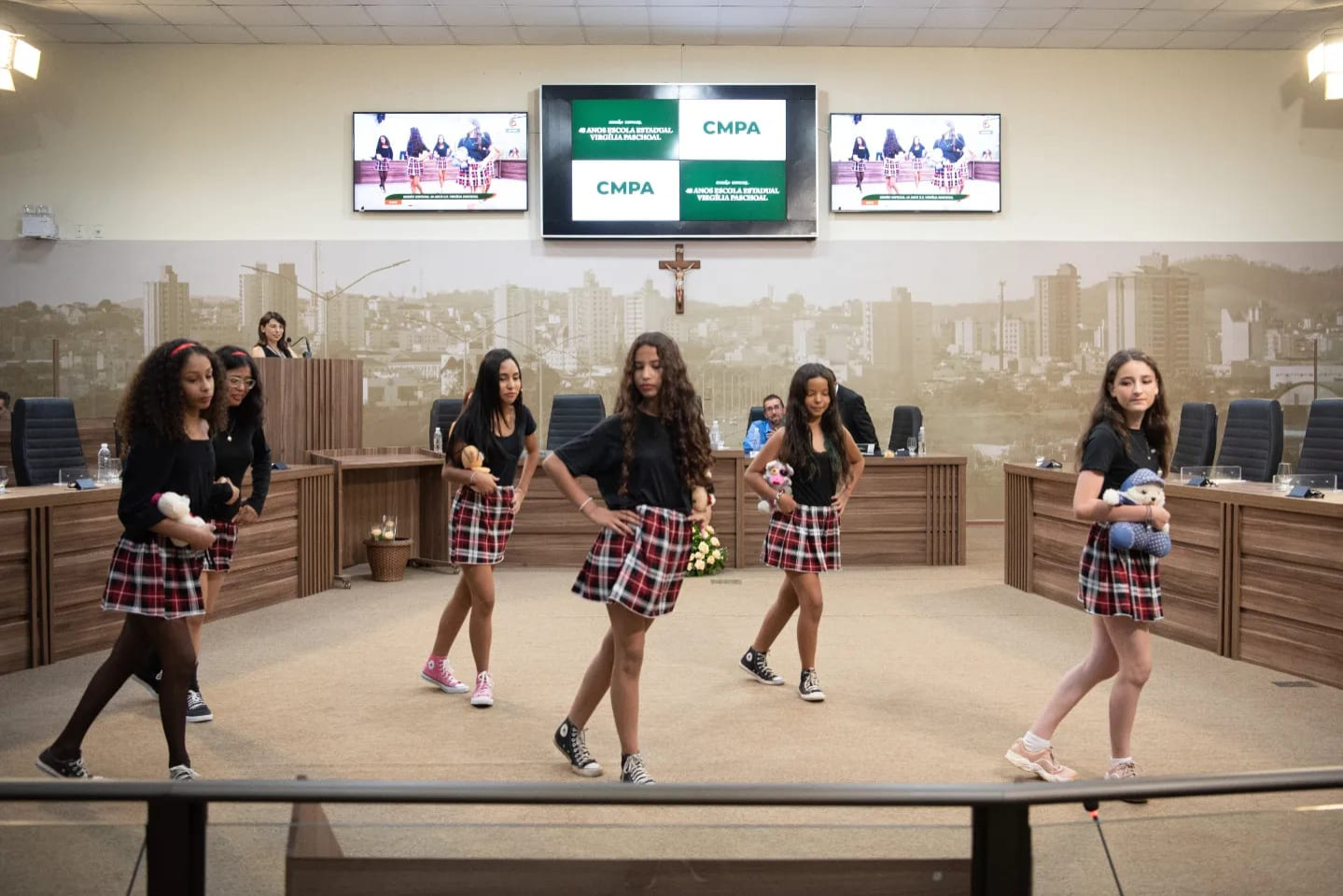 Imagem 6 da notícia: Câmara realiza Sessão Especial em homenagem aos 40 anos da Escola Estadual Virgília Paschoal