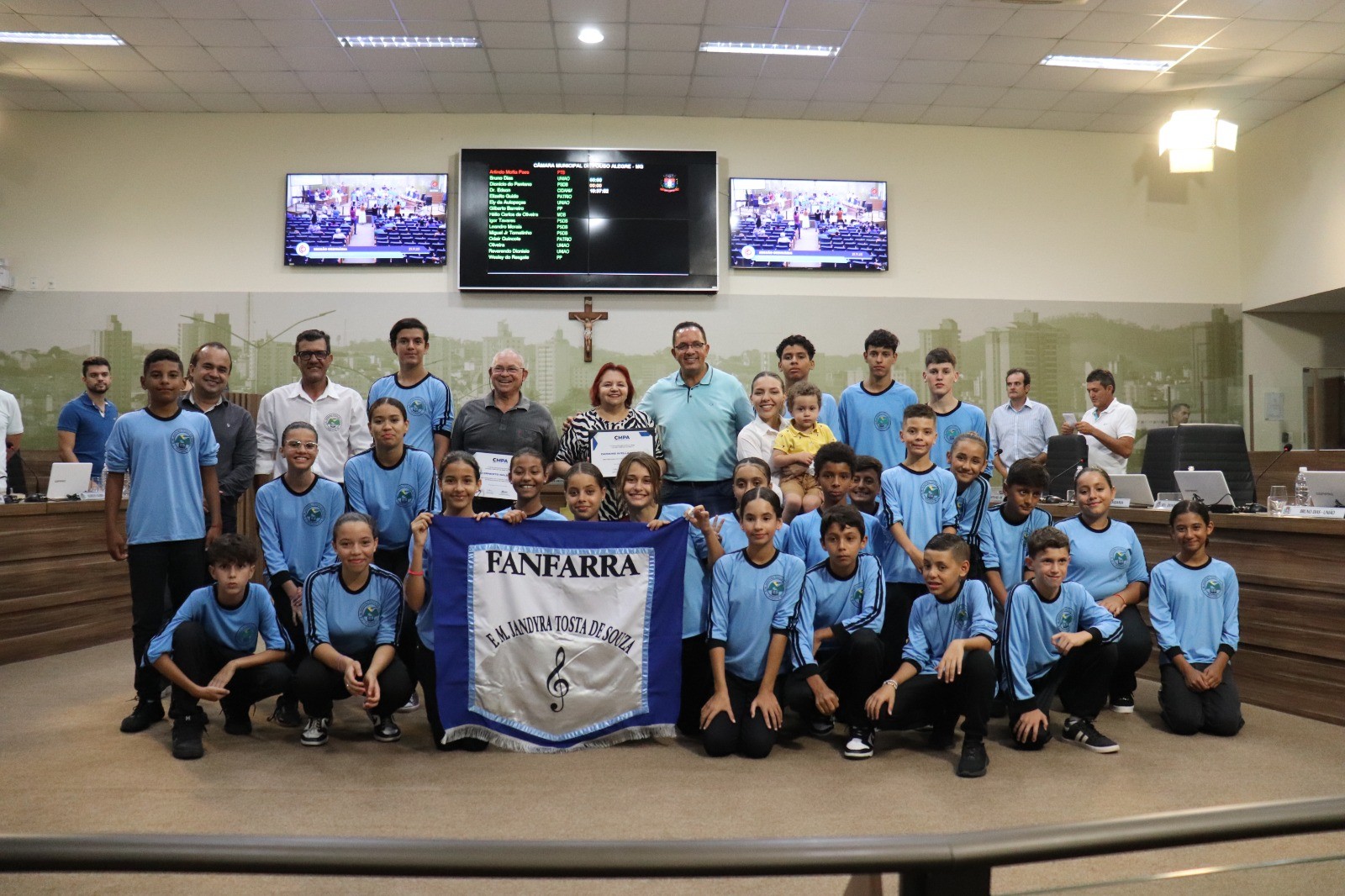 Imagem 2 da notícia: Professores que promoveram a criação de fanfarras na cidade recebem homenagem na Câmara