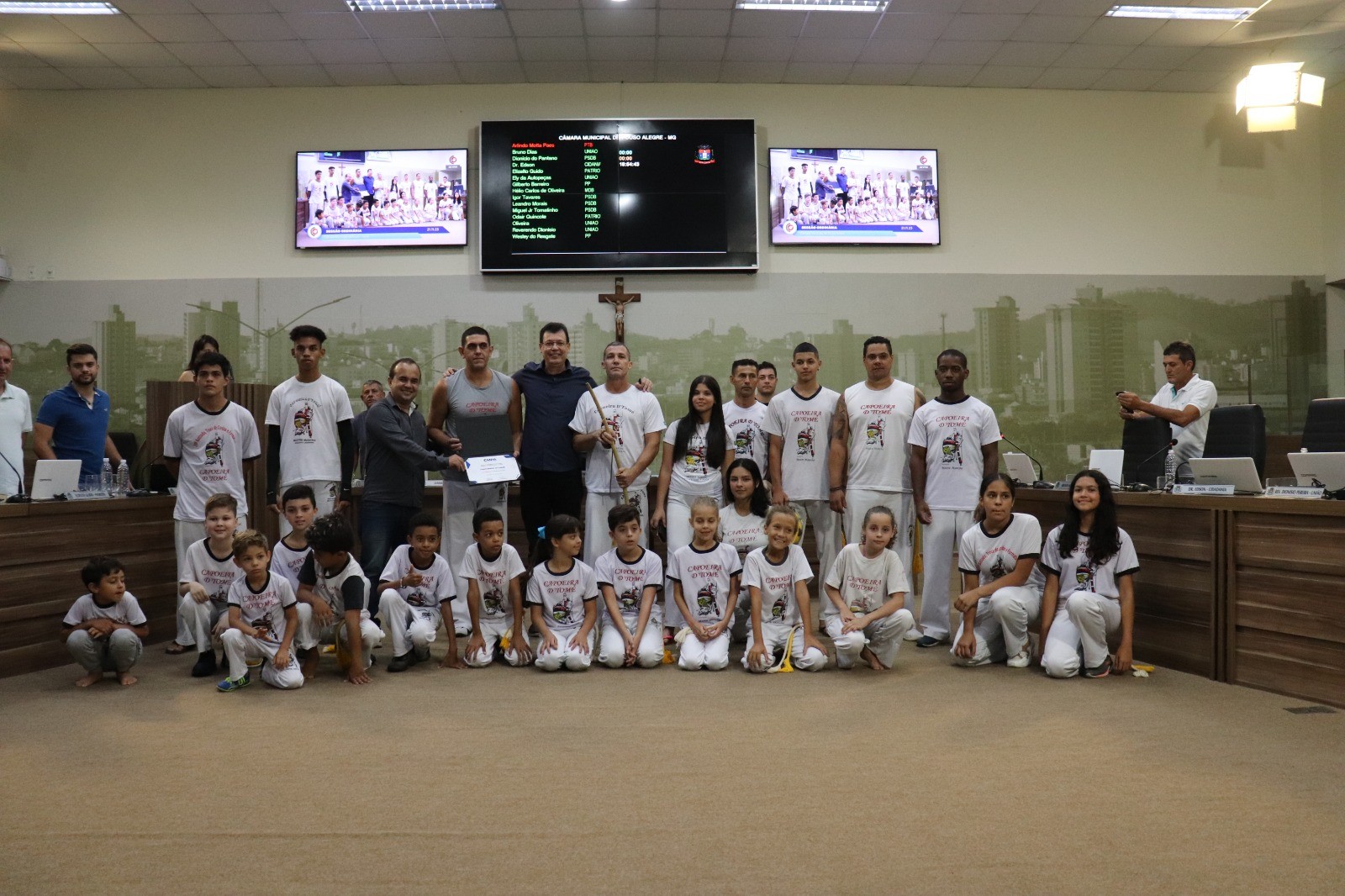 Imagem 1 da notícia: Grupo de capoeira é homenageado na Câmara