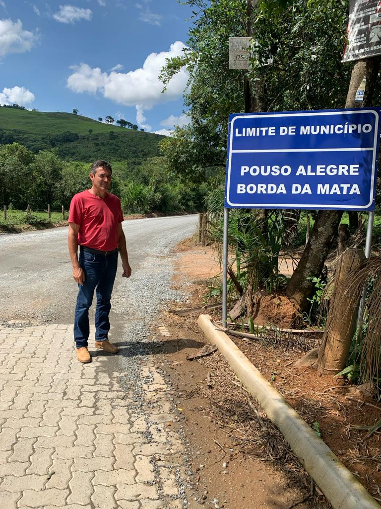Imagem 1 da notícia: Após solicitar manutenção, vereador acompanha serviço realizado no bairro Sertãozinho