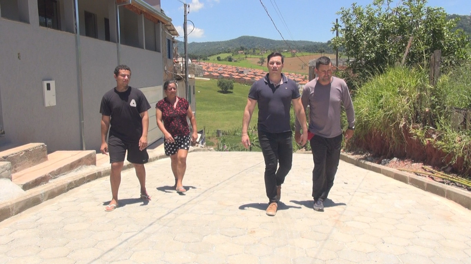 Imagem 1 da notícia: Após indicação, vereador visita obras de calçamento de rua no São João