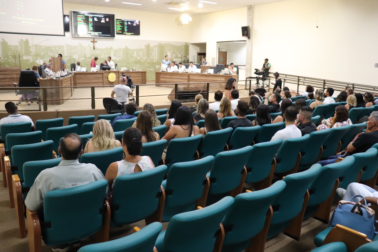 Imagem 1 da notícia: Vereadores aprovam PL que institui Banco de Ração e Utensílios para animais