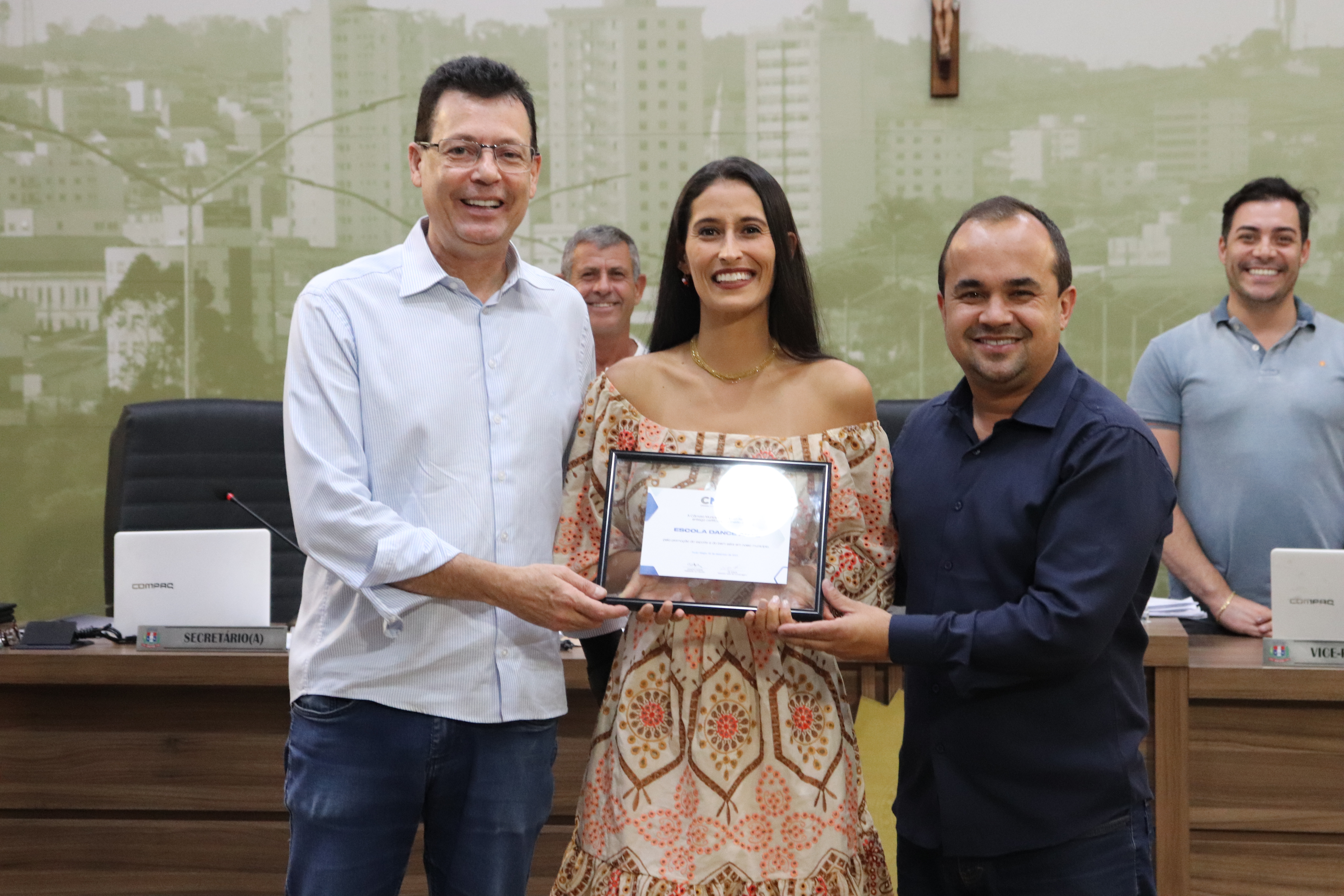 Imagem 1 da notícia: Escola DanceArtes recebe homenagem na Câmara de Vereadores