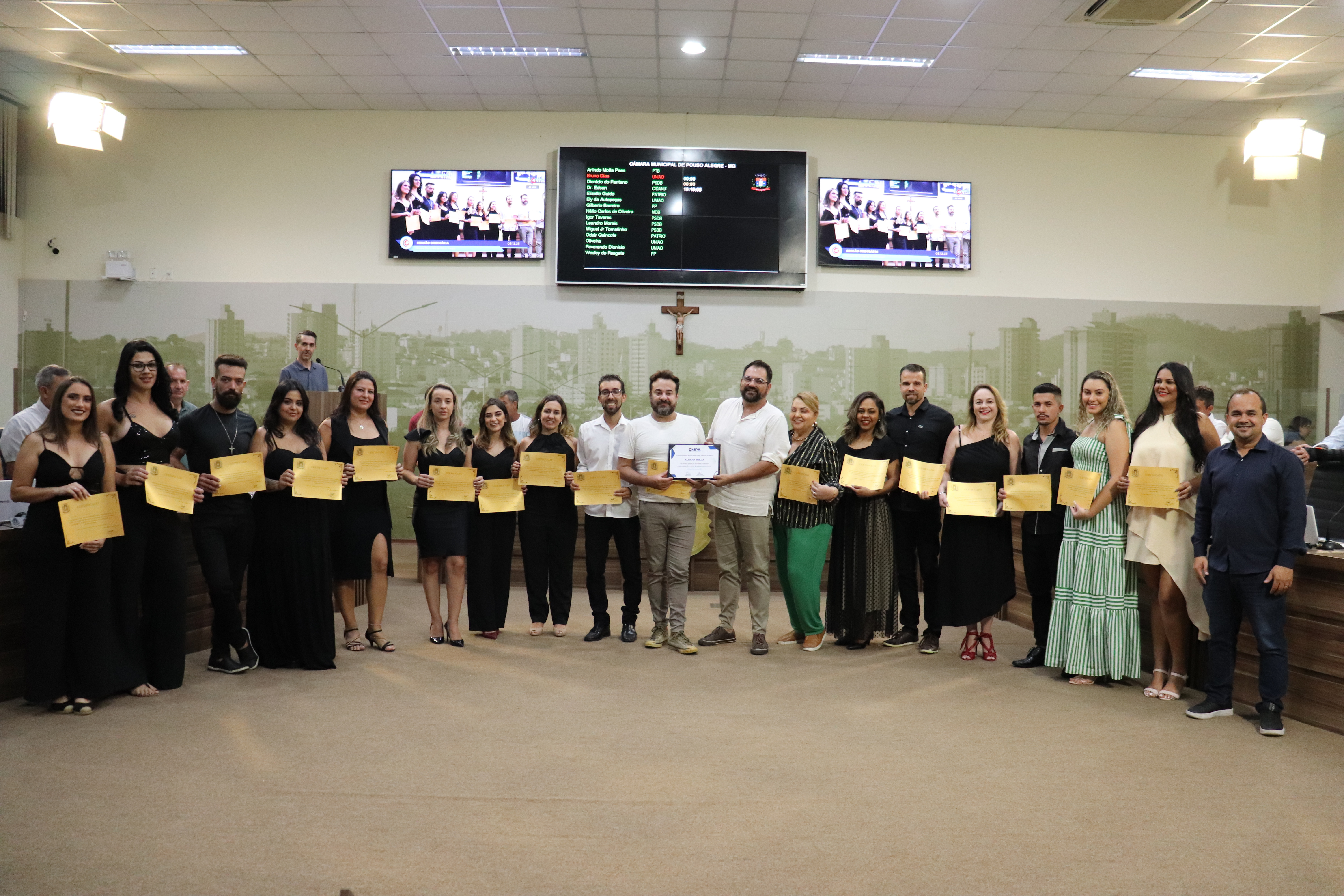 Imagem 1 da notícia: Alcana Bella recebe certificado de mérito na Câmara de Vereadores