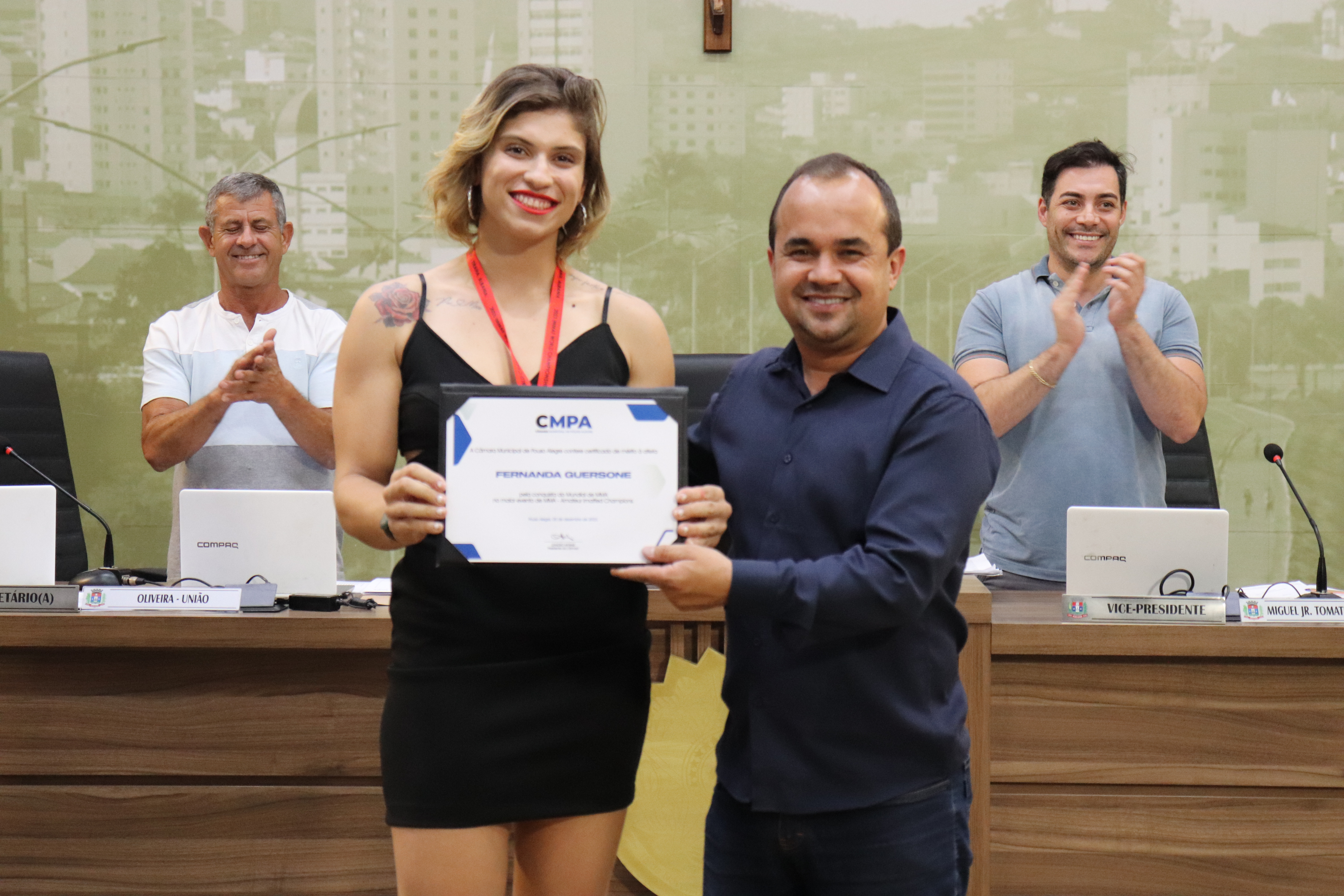 Imagem 1 da notícia: Fernanda Guersone, campeã mundial de MMA, recebe certificado de mérito na Câmara de Vereadores