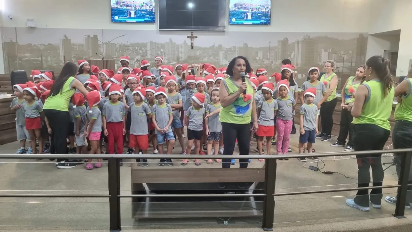 Imagem 1 da notícia: Crianças do Educandário presenteiam a Câmara de Vereadores com turnê de natal
