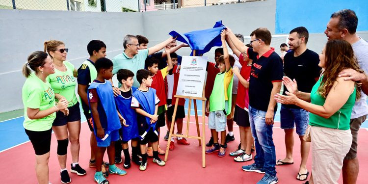 Imagem 1 da notícia: Após fazer indicação, vereador acompanha entrega de quadra revitalizada no Santo Ivo
