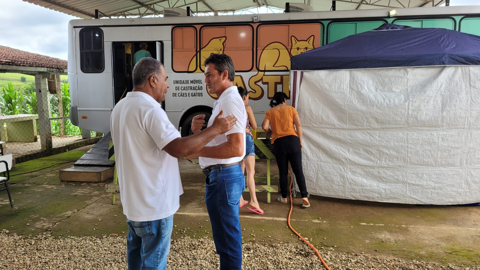 Imagem 2 da notícia: Vereador acompanha atendimento do Castramóvel no bairro Anhumas