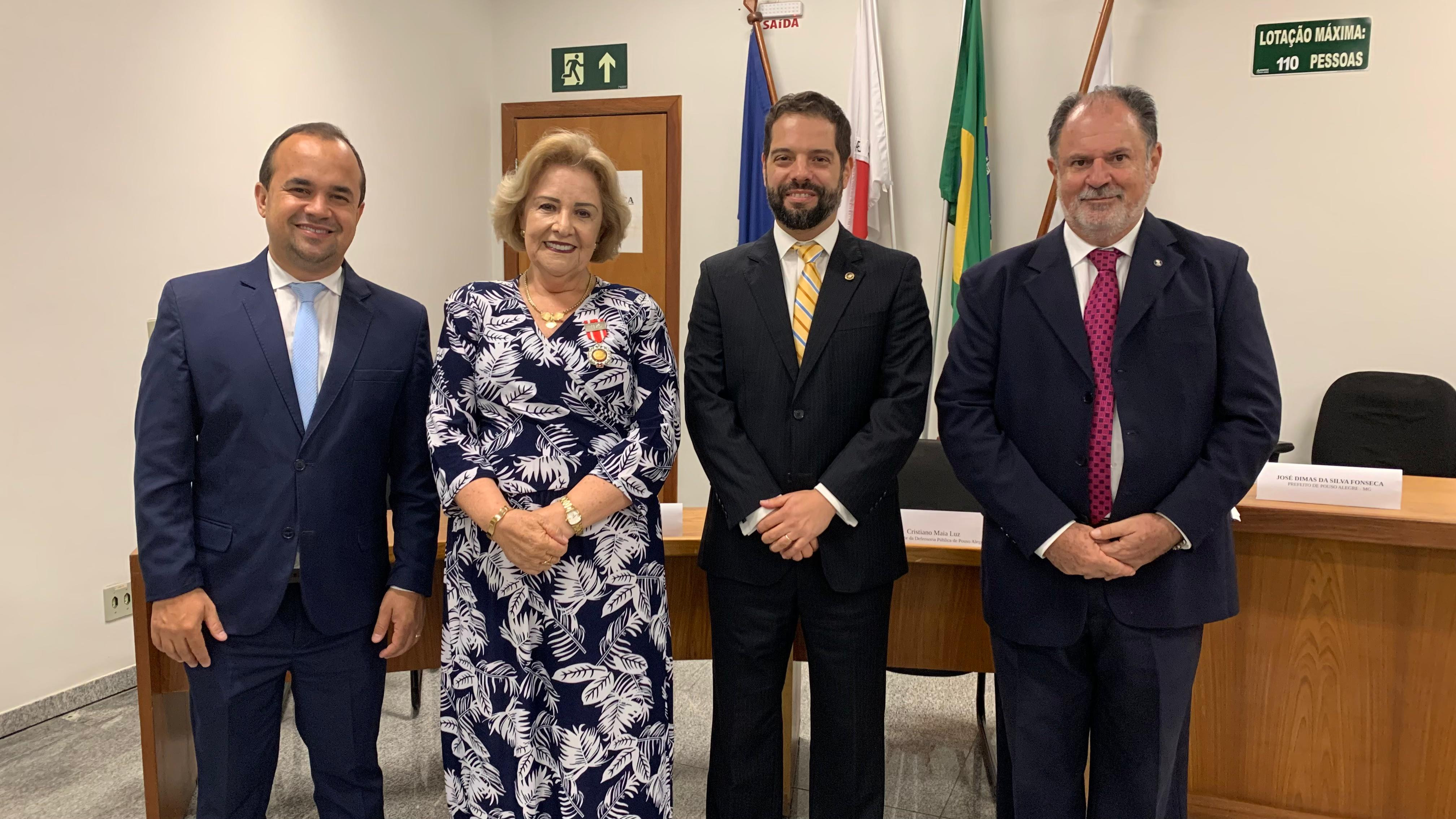 Imagem 2 da notícia: Presidente e 2º Secretário da Câmara participam da entrega da Medalha Desembargador Hélio Costa
