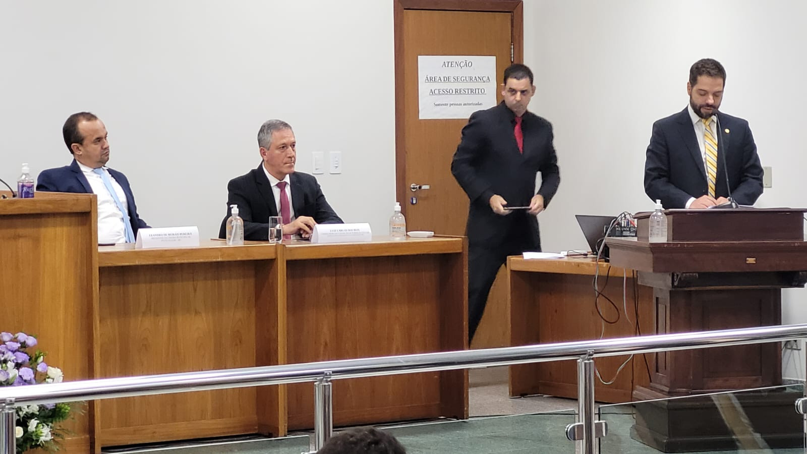 Imagem 4 da notícia: Presidente e 2º Secretário da Câmara participam da entrega da Medalha Desembargador Hélio Costa