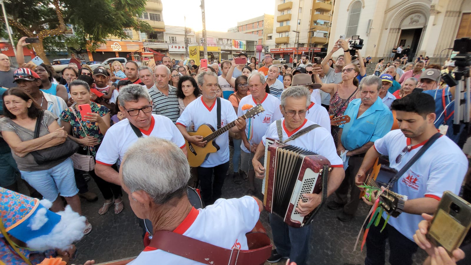 Imagem 2 da notícia: Vereador acompanha celebrações do Dia de Santos Reis na Praça Senador José Bento