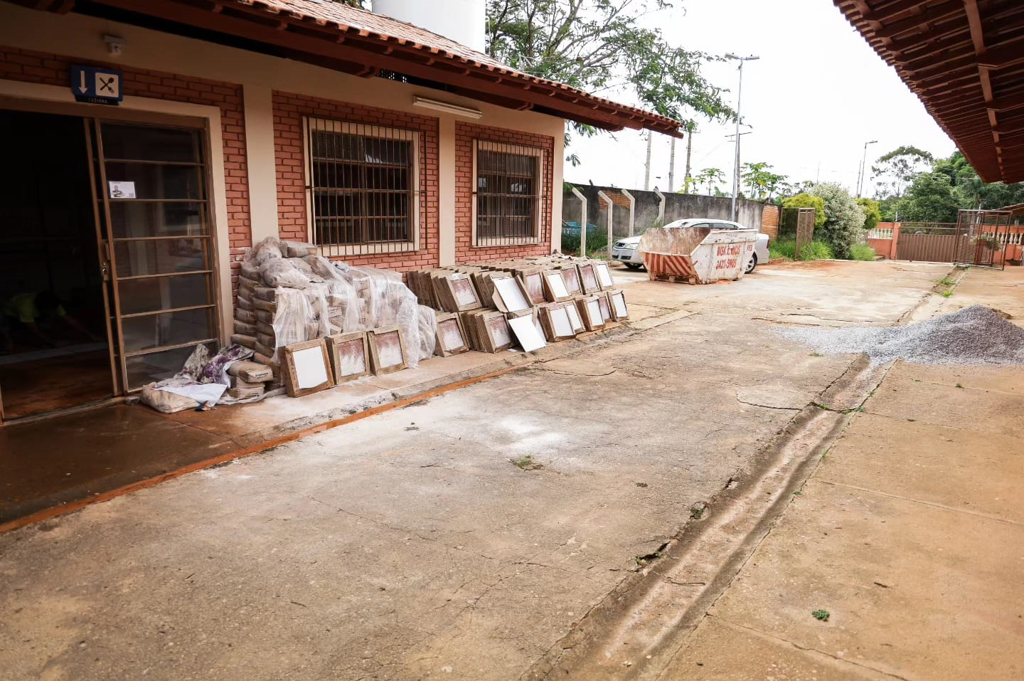 Imagem 4 da notícia: Presidente da Câmara visita obras da Escola Municipal Professora Maria Barbosa