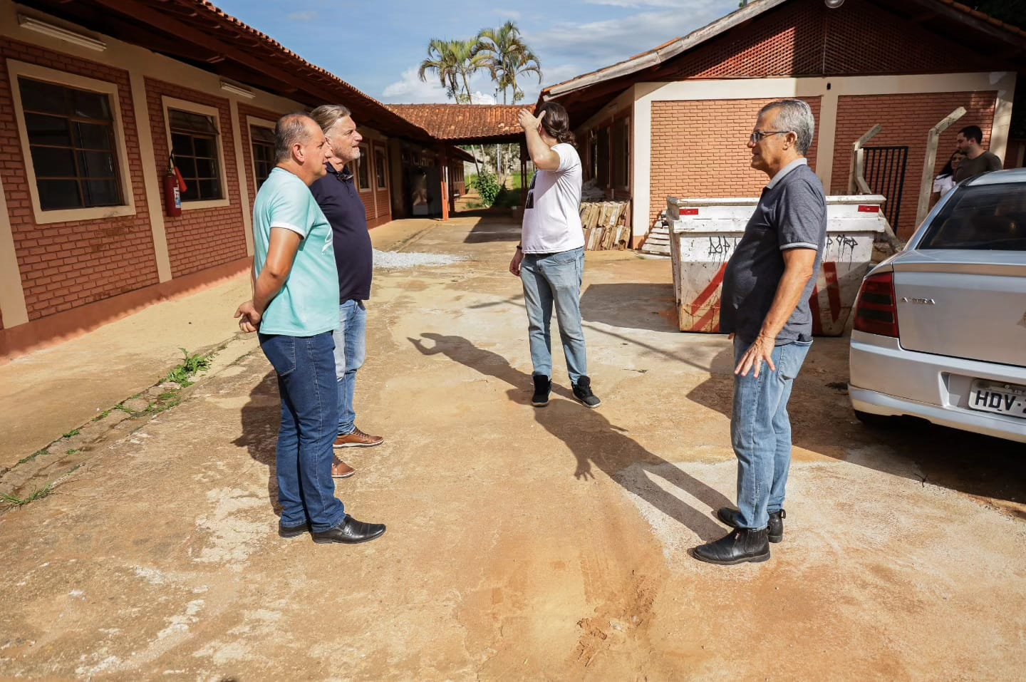 Imagem 1 da notícia: Presidente da Câmara visita obras da Escola Municipal Professora Maria Barbosa