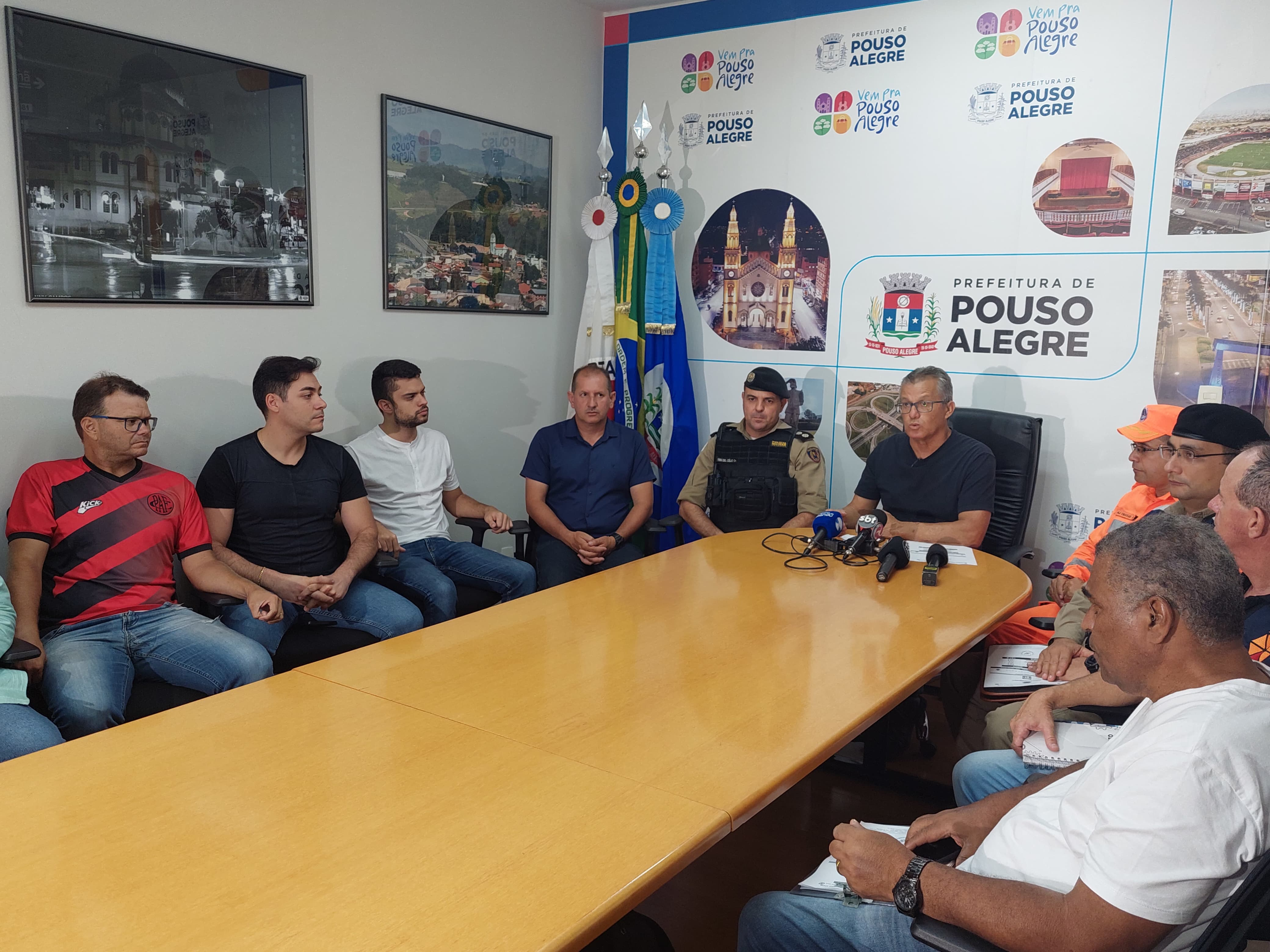 Imagem 1 da notícia: Vereadores acompanham coletiva de imprensa da Prefeitura sobre temporal que atingiu Pouso Alegre