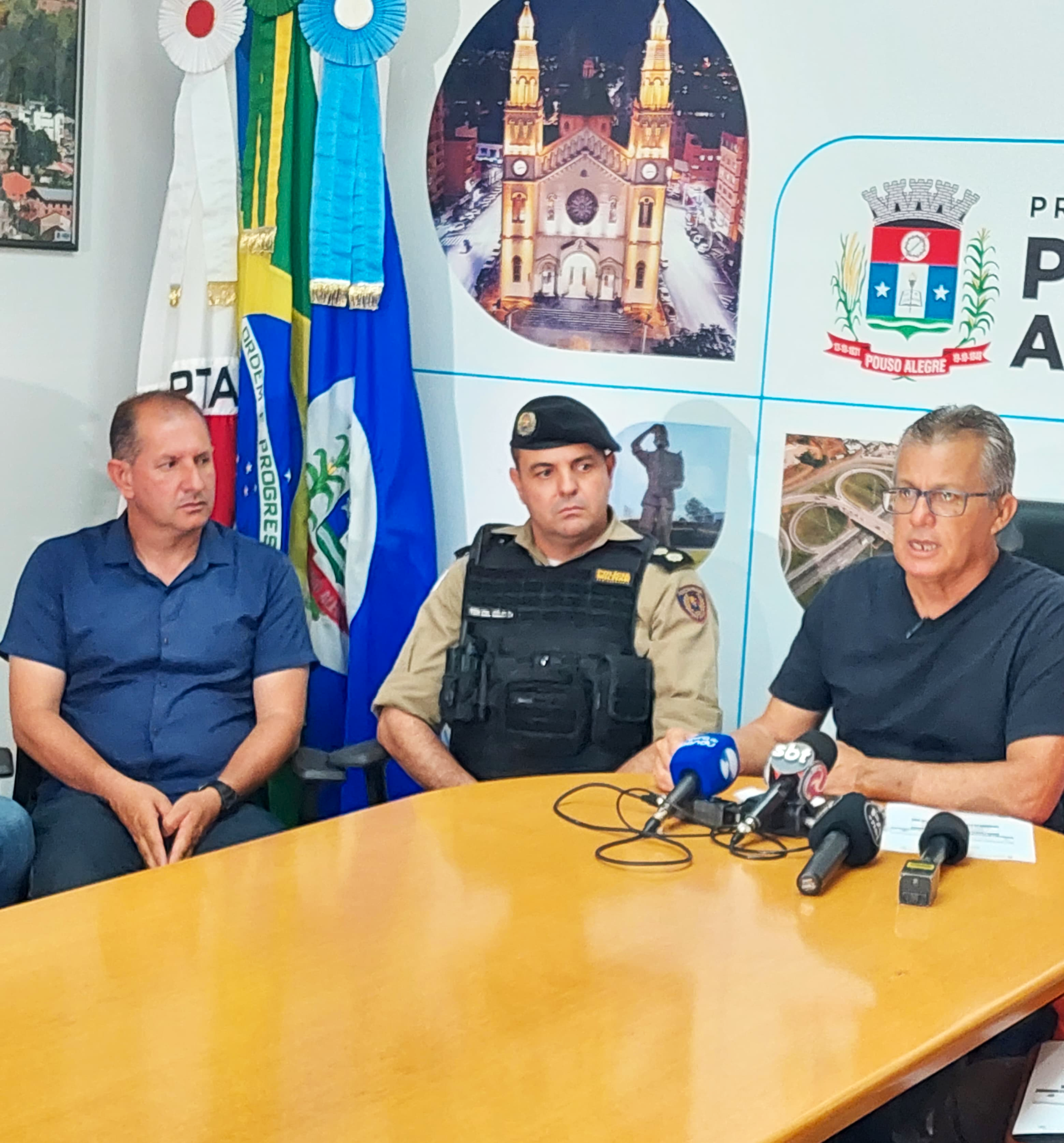 Imagem 2 da notícia: Vereadores acompanham coletiva de imprensa da Prefeitura sobre temporal que atingiu Pouso Alegre