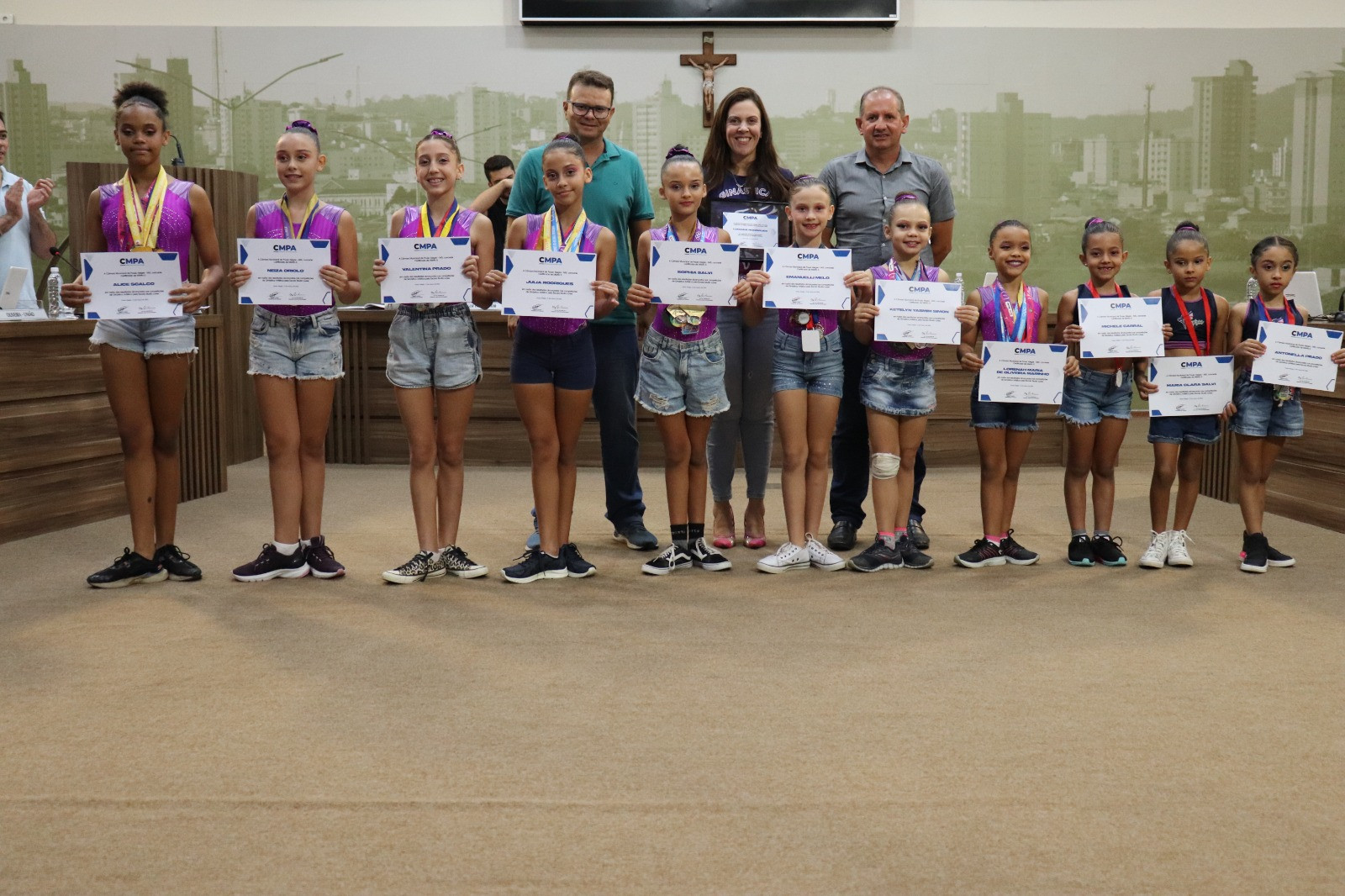 Imagem 1 da notícia: Técnica e atletas do Studio Luree recebem homenagem na Câmara de Vereadores