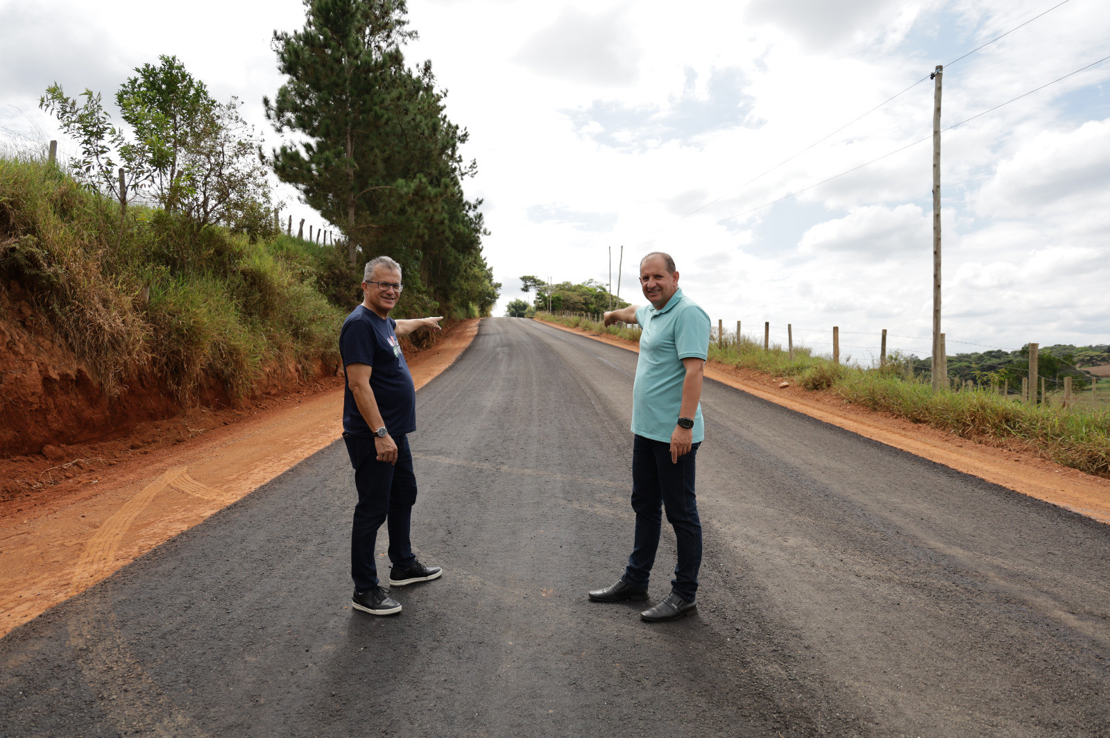 Imagem 1 da notícia: Presidente da Câmara visita obra de pavimentação na Estrada dos Ferreiras e Limeira