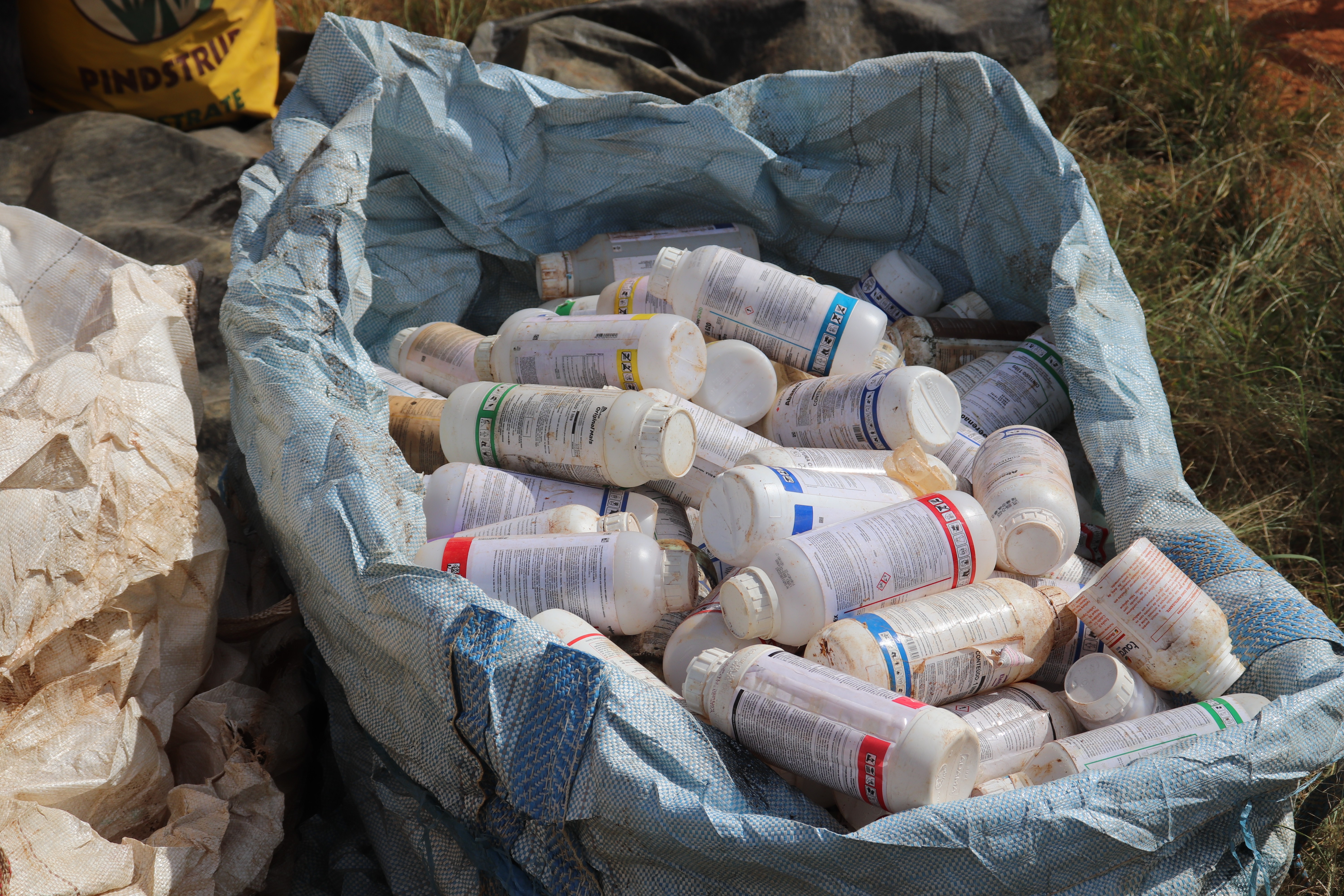 Imagem 3 da notícia: Vereador acompanha 2ª Coleta Itinerante de Embalagens Vazias de defensivos no bairro Anhumas