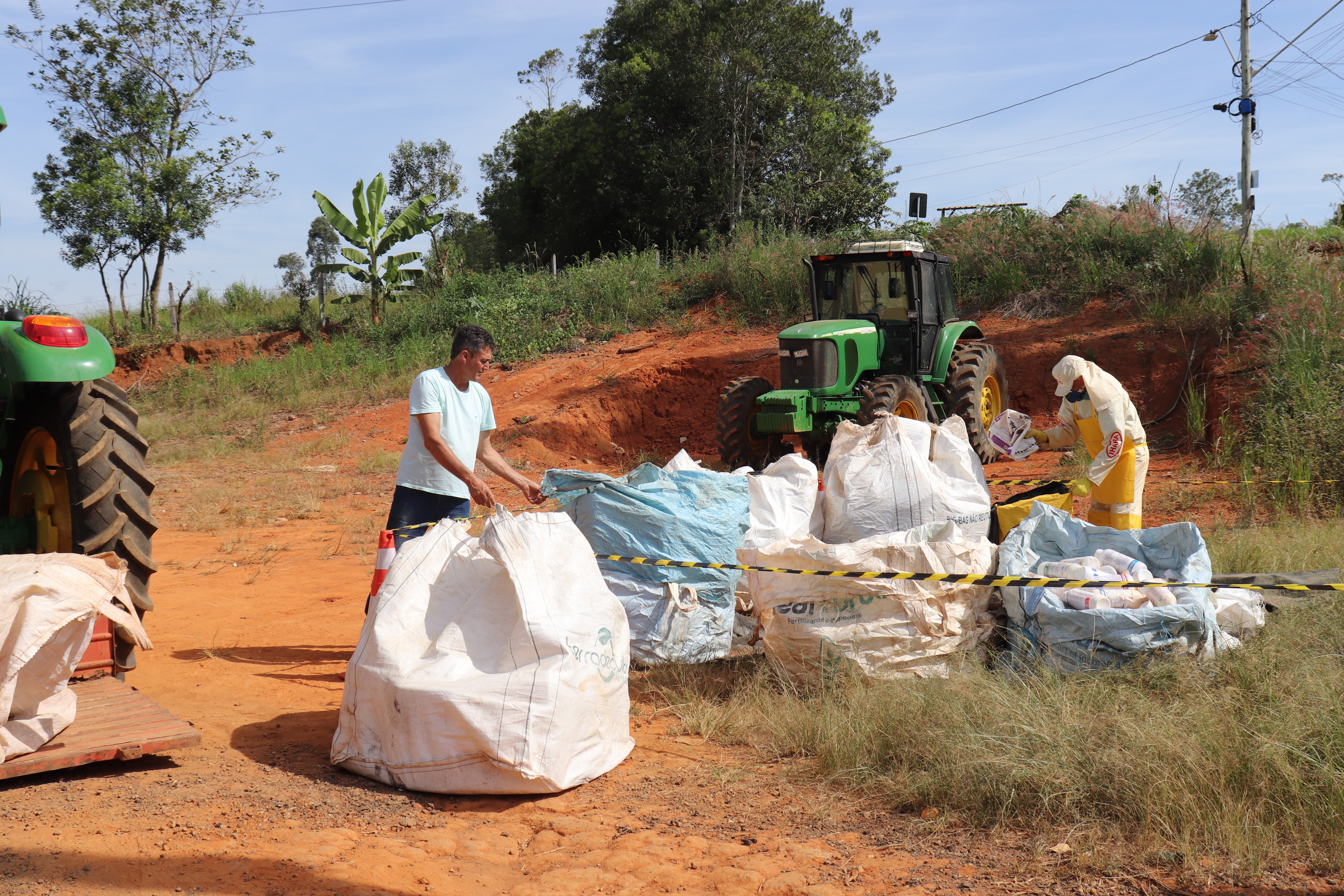 Imagem 4 da notícia: Vereador acompanha 2ª Coleta Itinerante de Embalagens Vazias de defensivos no bairro Anhumas