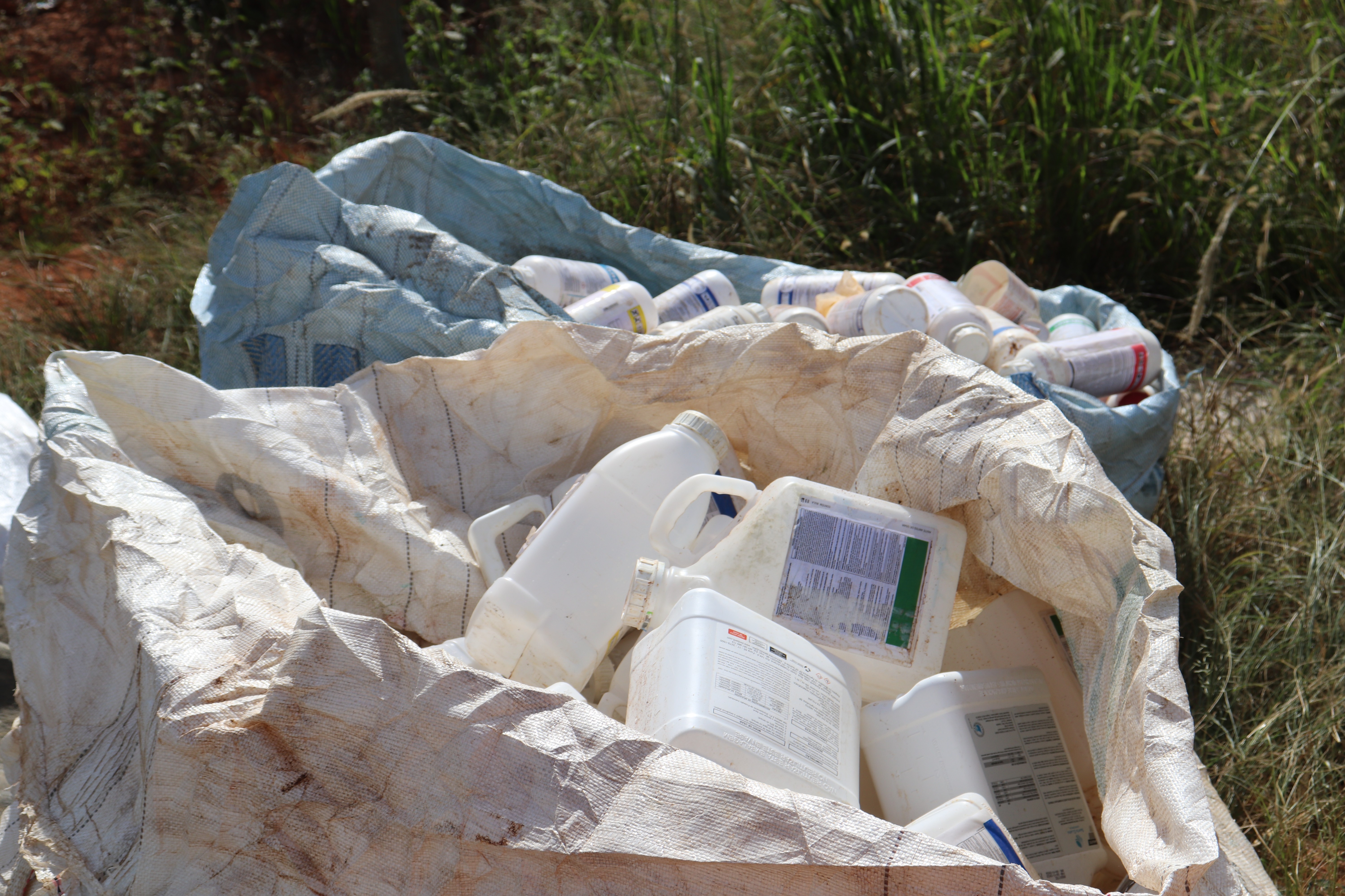 Imagem 2 da notícia: Vereador acompanha 2ª Coleta Itinerante de Embalagens Vazias de defensivos no bairro Anhumas