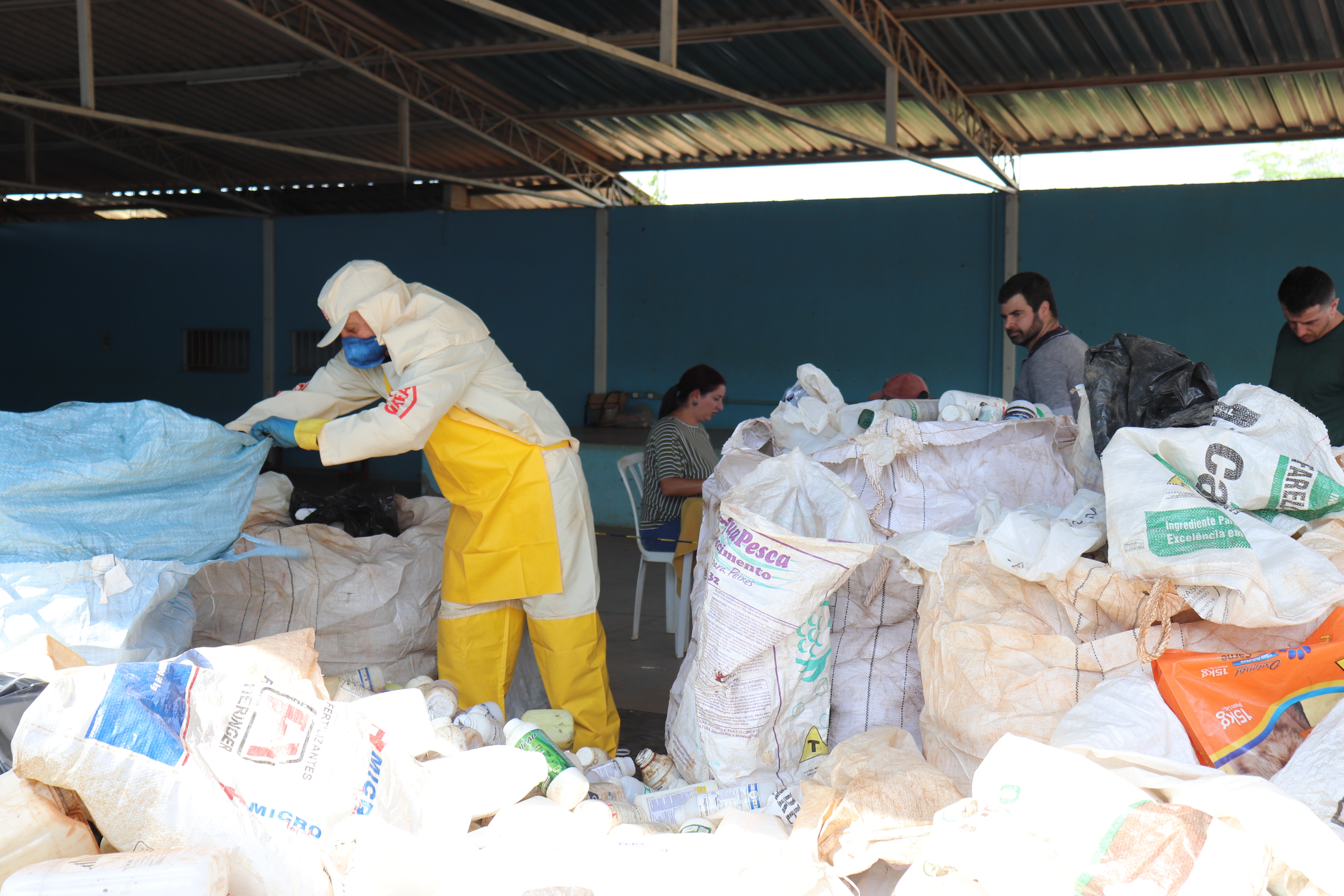 Imagem 3 da notícia: Vereador acompanha Coleta Itinerante de Embalagens Vazias de Defensivos no Pantano e no Massaranduba