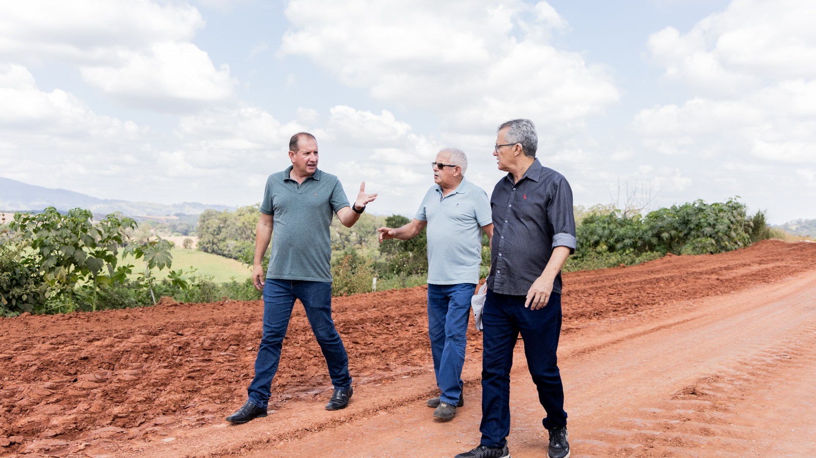 Imagem 1 da notícia: Presidente da Câmara acompanha andamento de pavimentação e iluminação de estrada rural