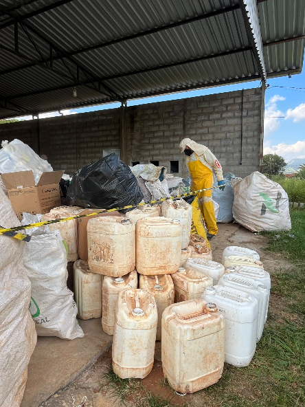 Imagem 4 da notícia: Vereador acompanha Coleta Itinerante de Embalagens Vazias de Defensivos no bairro dos Ferreiras