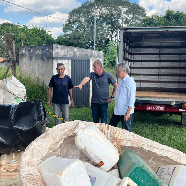 Imagem 3 da notícia: Vereador acompanha Coleta Itinerante de Embalagens Vazias de Defensivos no bairro dos Ferreiras