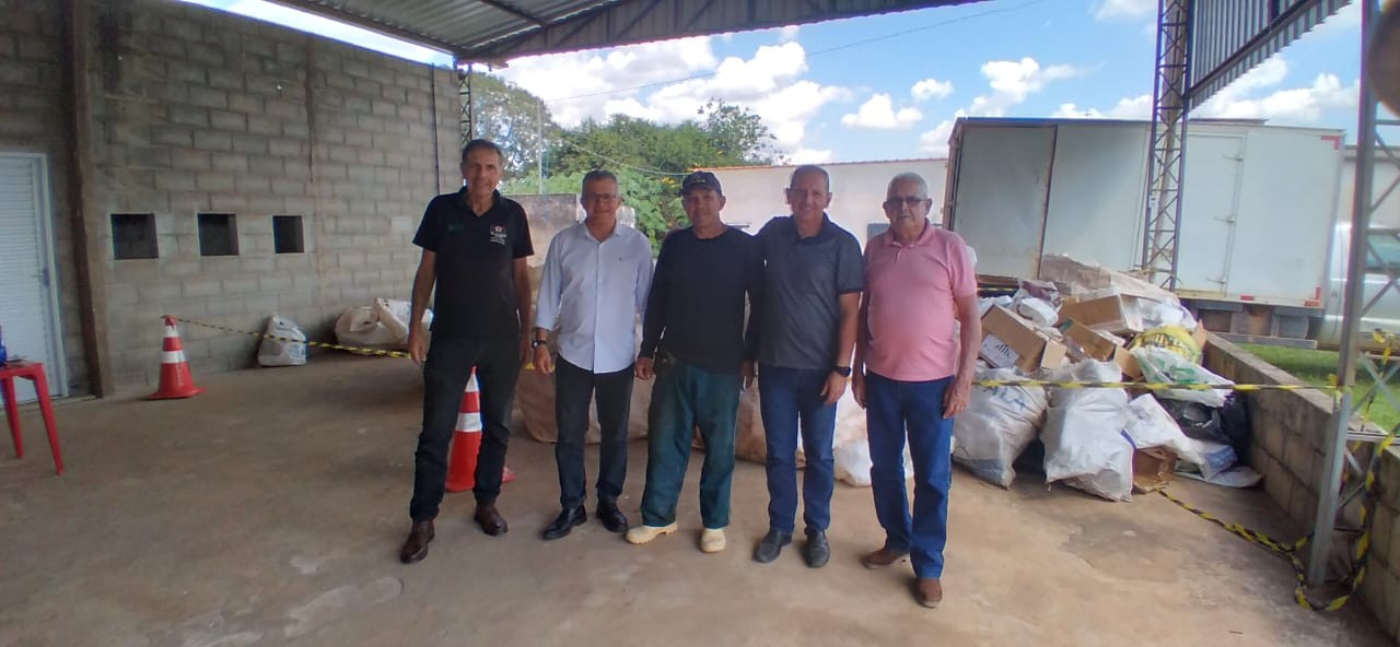 Imagem 1 da notícia: Vereador acompanha Coleta Itinerante de Embalagens Vazias de Defensivos no bairro dos Ferreiras