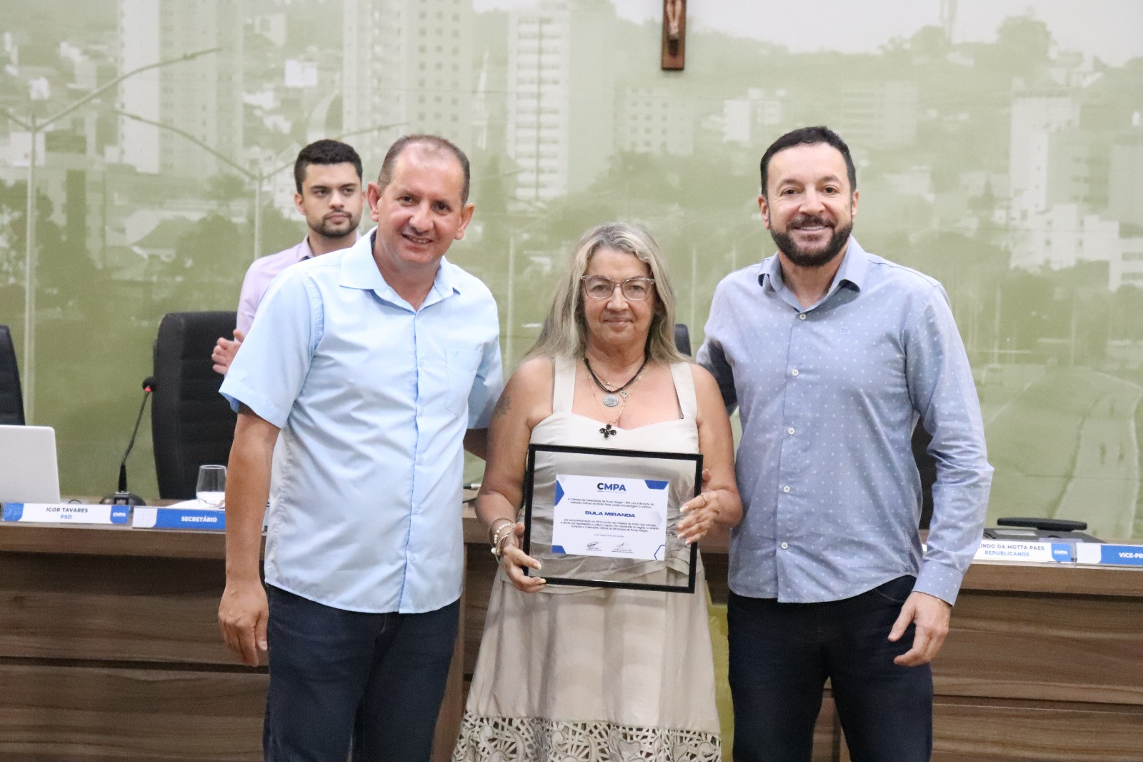 Imagem 1 da notícia: Câmara entrega homenagem que será repassada à Sula Miranda durante o XIII Encontro dos Violeiros