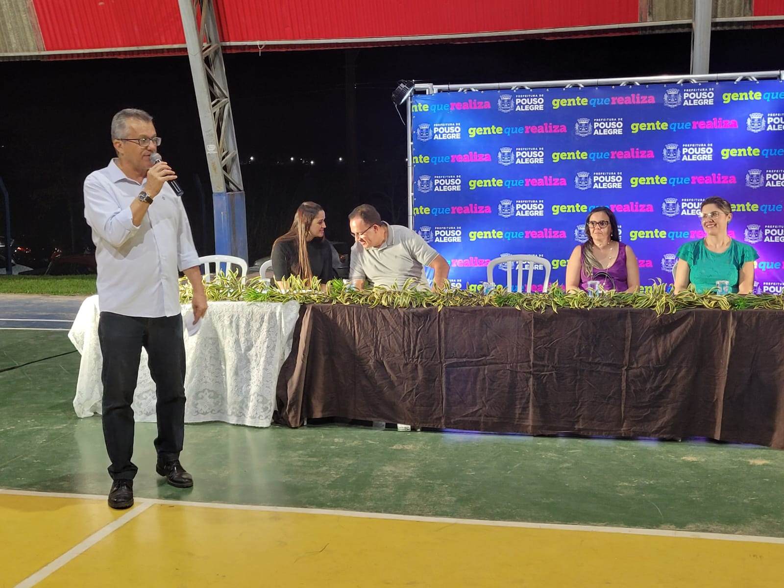 Imagem 4 da notícia: Vereador participa da entrega de títulos de legitimação fundiária no bairro Cidade Jardim