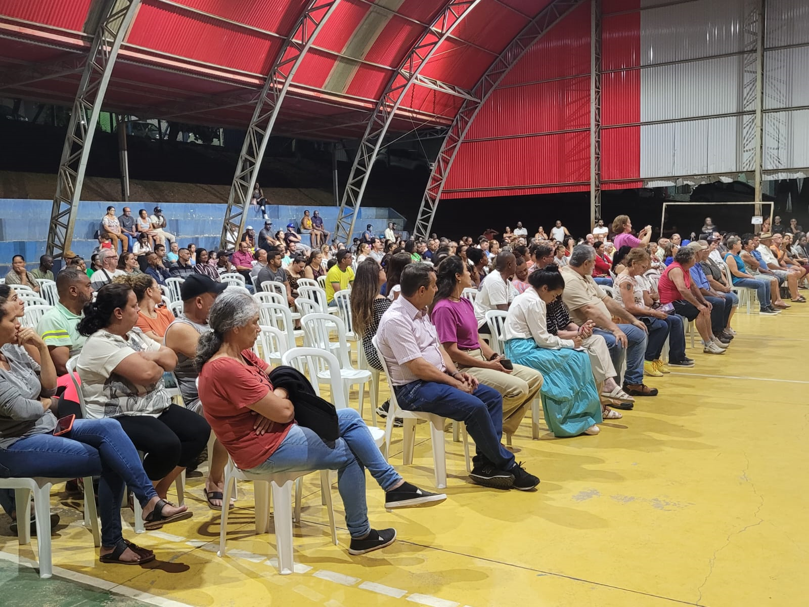 Imagem 3 da notícia: Vereador participa da entrega de títulos de legitimação fundiária no bairro Cidade Jardim