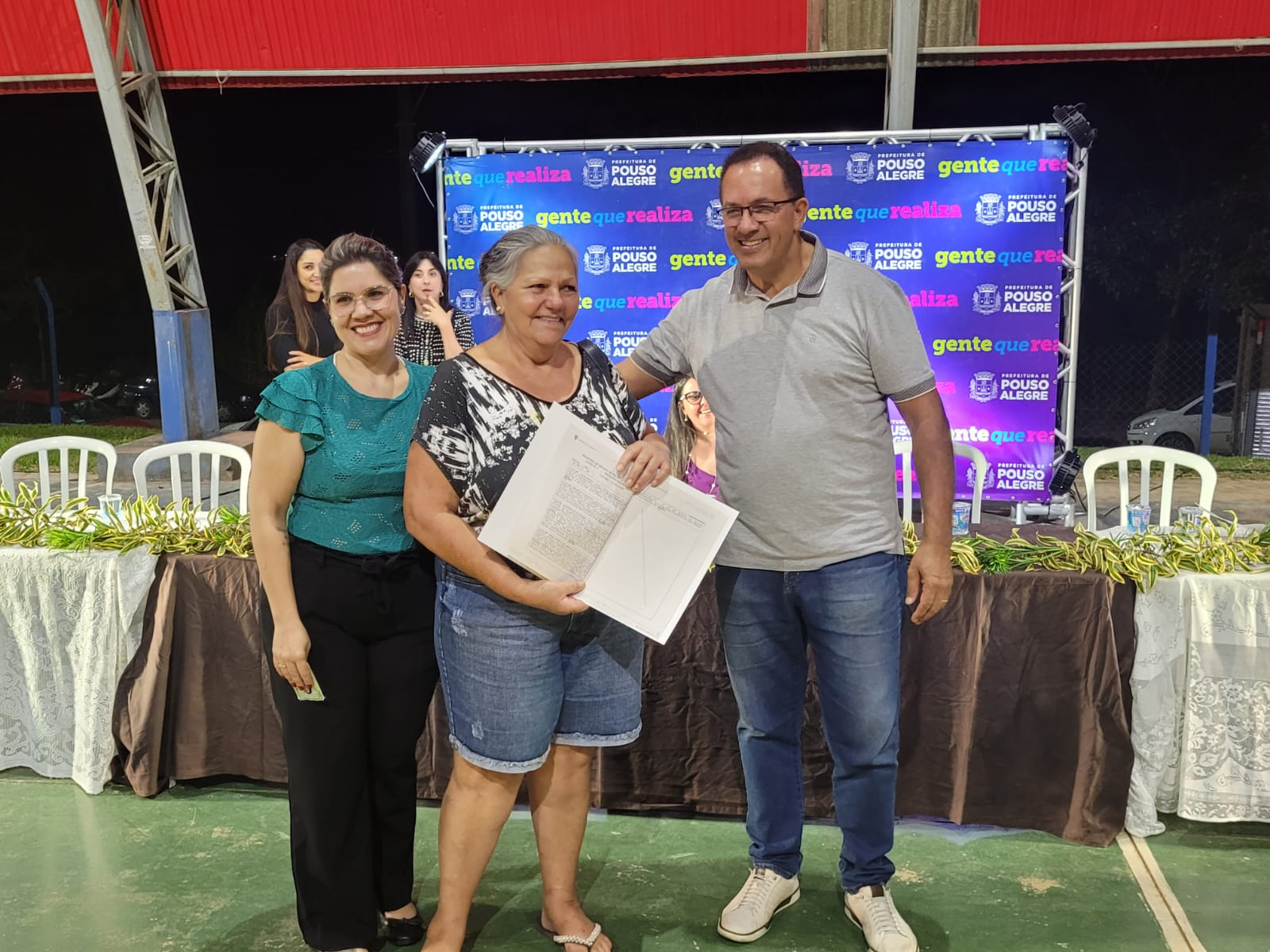 Imagem 1 da notícia: Vereador participa da entrega de títulos de legitimação fundiária no bairro Cidade Jardim