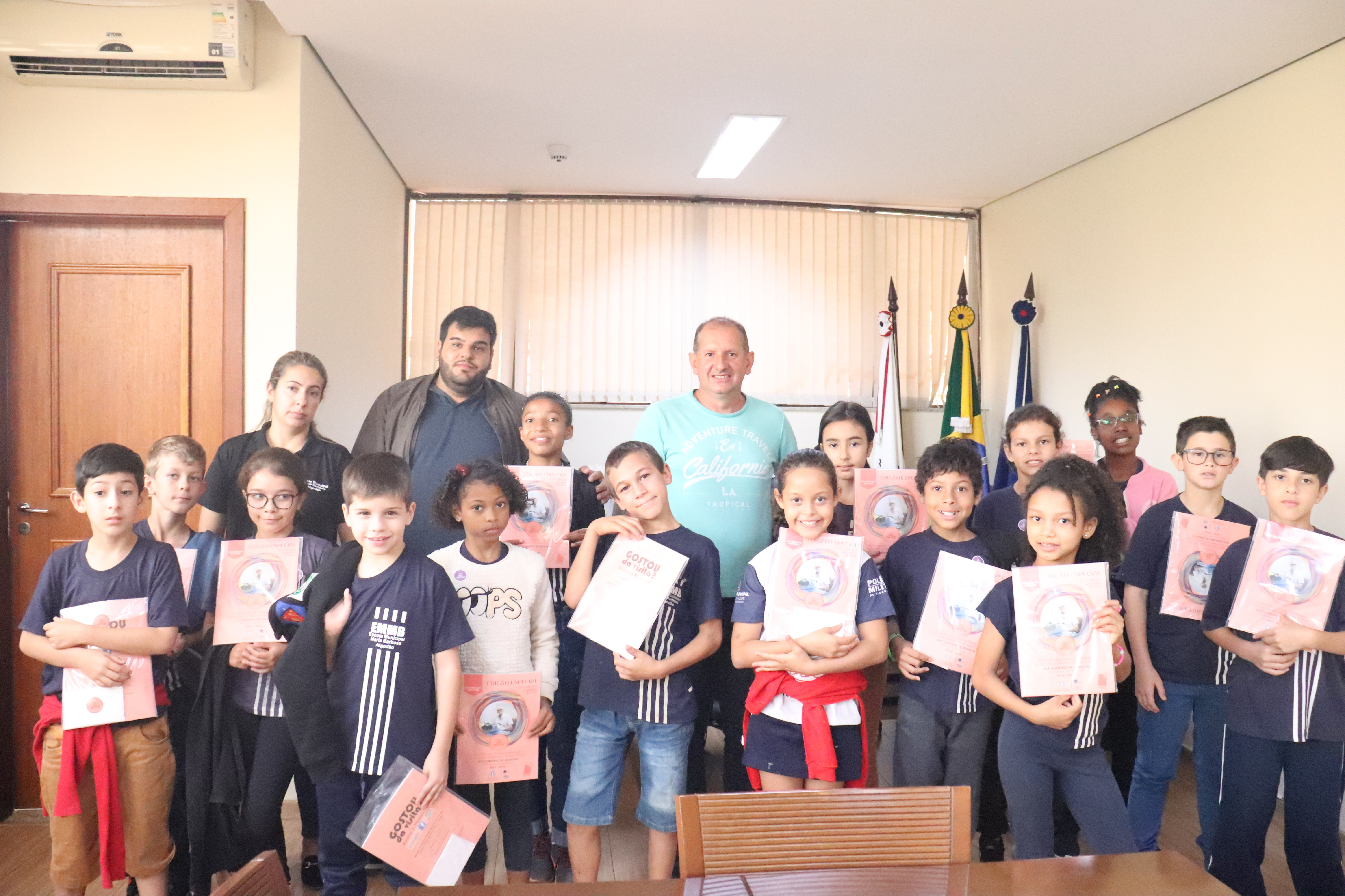 Imagem 1 da notícia: Presidente da Câmara recebe alunos da Escola Professora Maria Barbosa do bairro Algodão