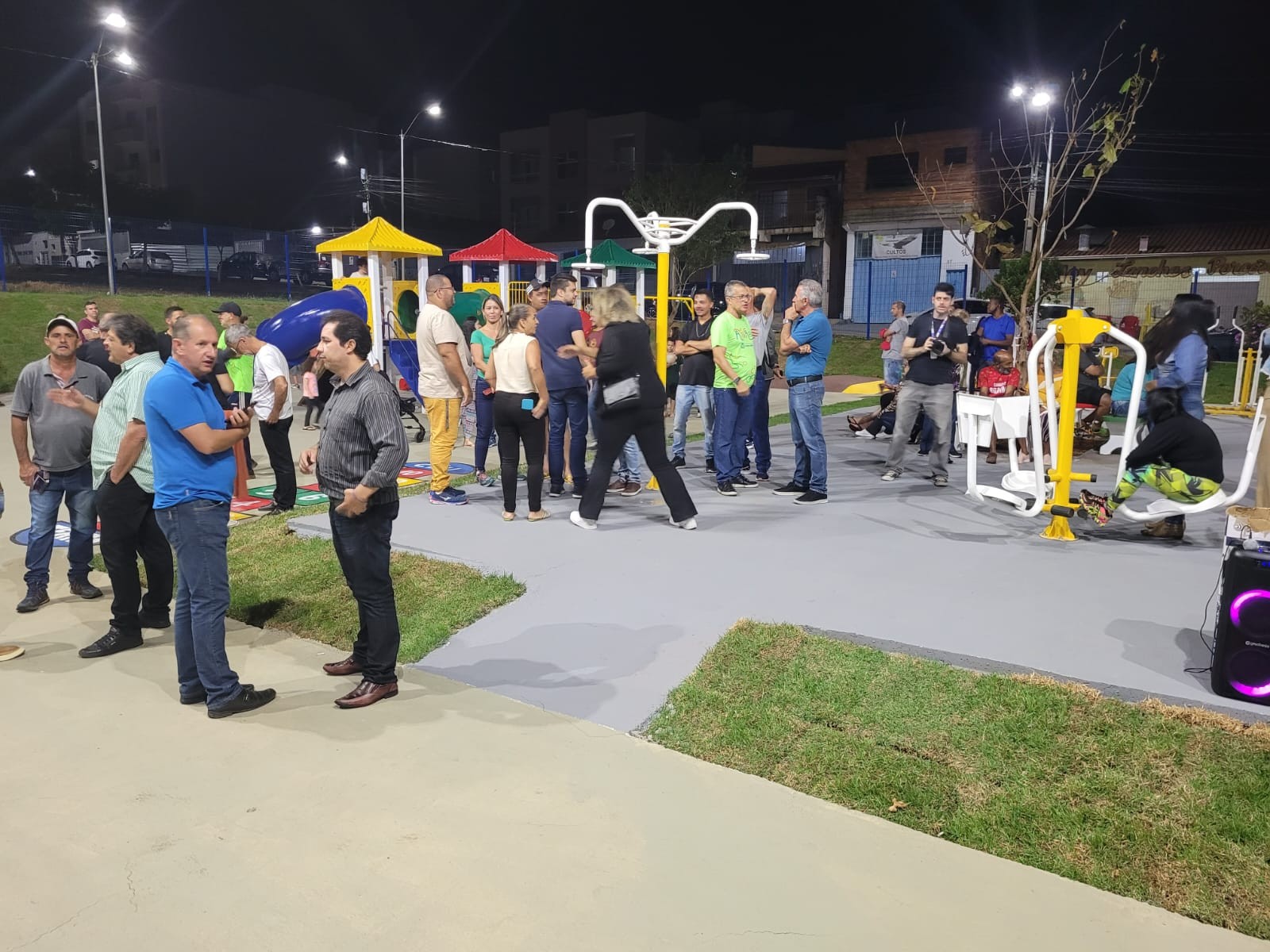 Imagem 3 da notícia: Vereadores participam da entrega de complexo esportivo no Cidade Vergani