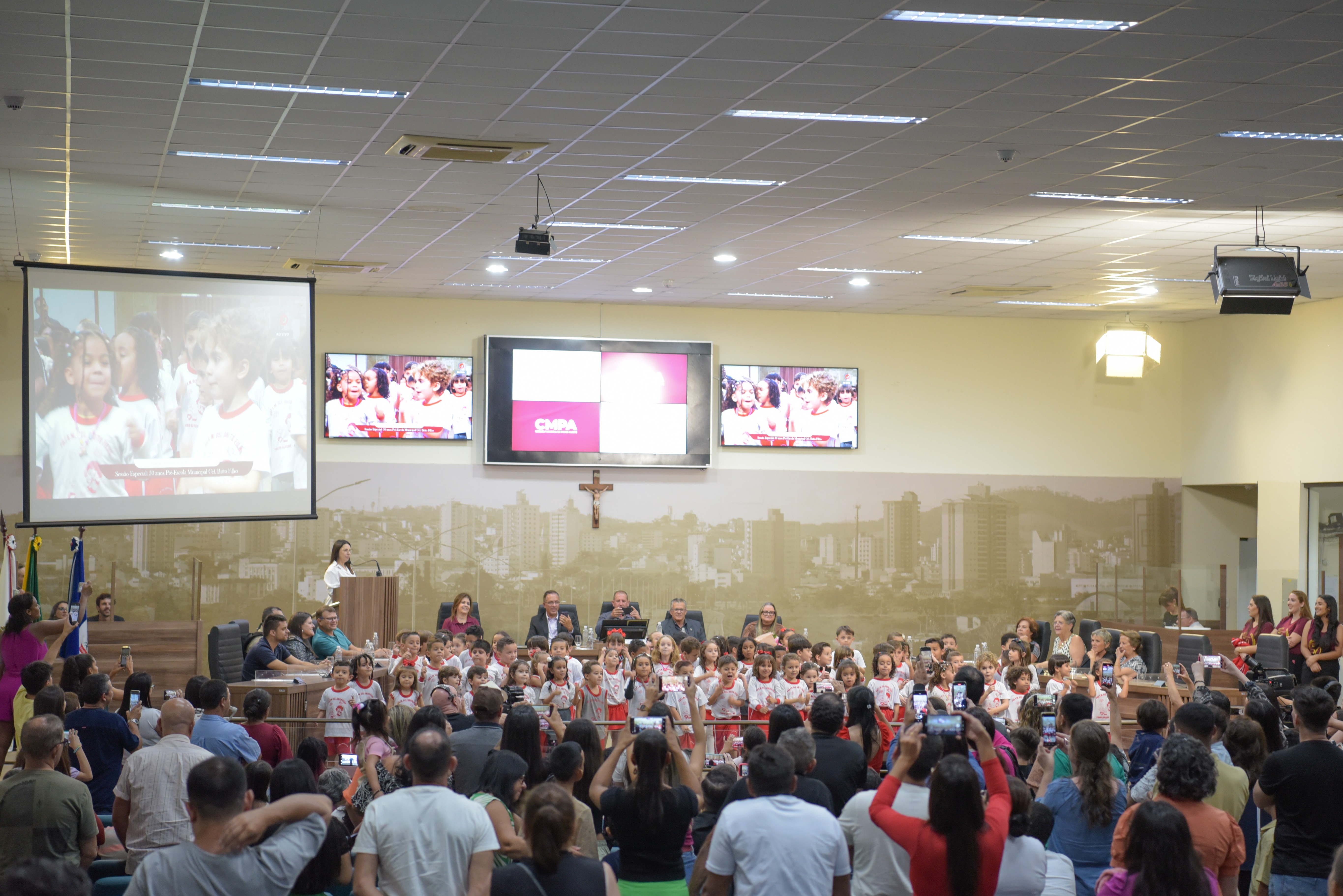 Imagem 2 da notícia: Câmara de Vereadores presta homenagem à Pré-Escola Coronel Brito Filho pelos 50 anos de fundação