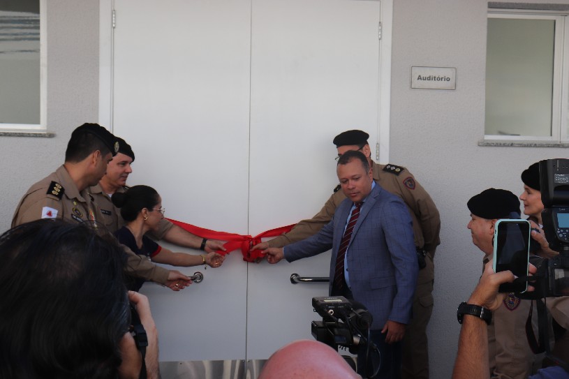 Imagem 2 da notícia: Vereadores acompanham inauguração da nova sede do Colégio Tiradentes