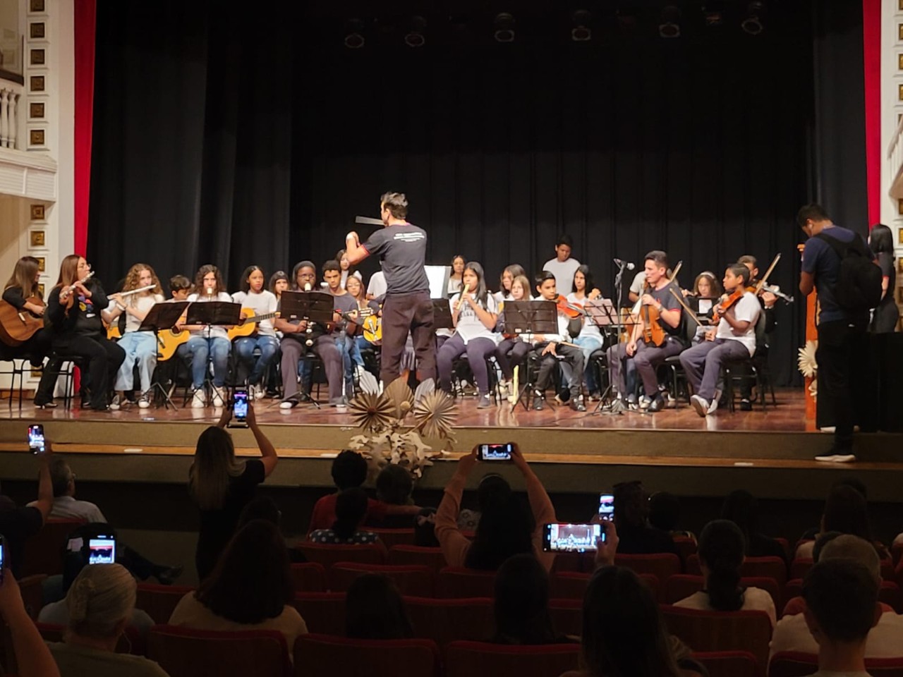 Imagem 4 da notícia: Presidente da Câmara participa do lançamento da Orquestra Experimental de Pouso Alegre