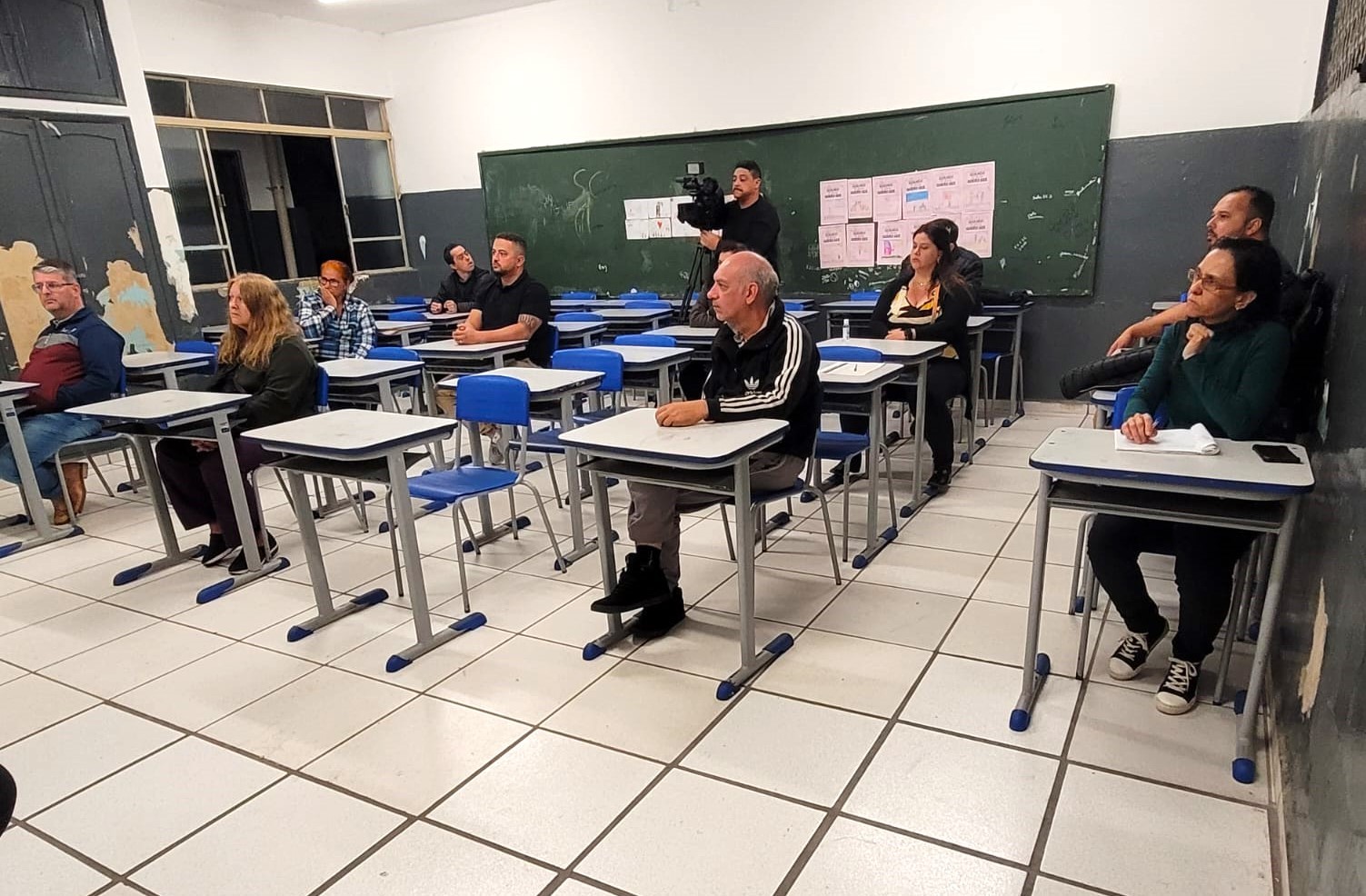 Imagem 4 da notícia: Vereador realiza reunião com moradores do Costa Rios para debater segurança pública