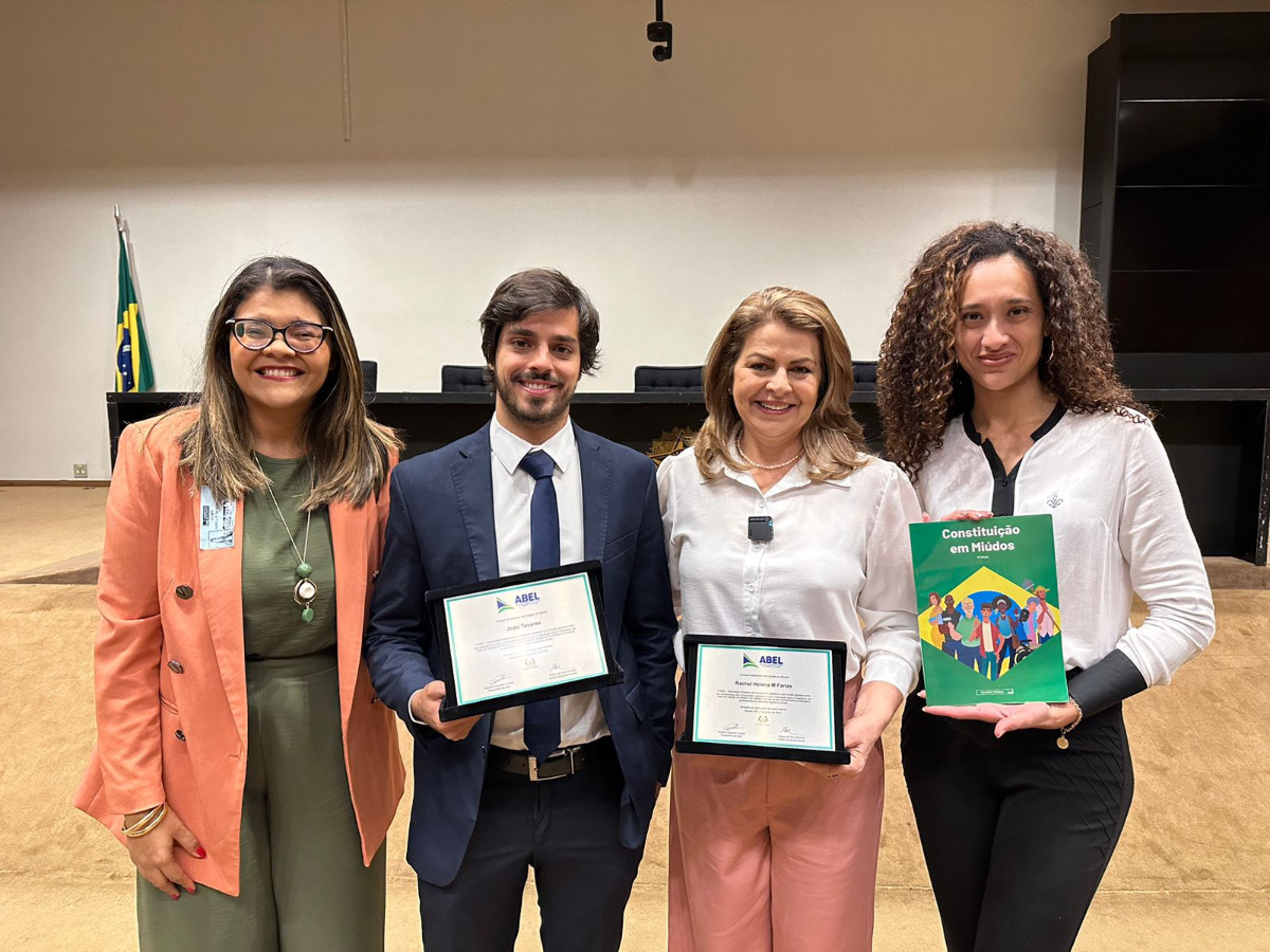 Imagem 1 da notícia: Diretora da Escola do Legislativo de Pouso Alegre acompanha em Brasília entrega de título para novos embaixadores da Coleção em Miúdos