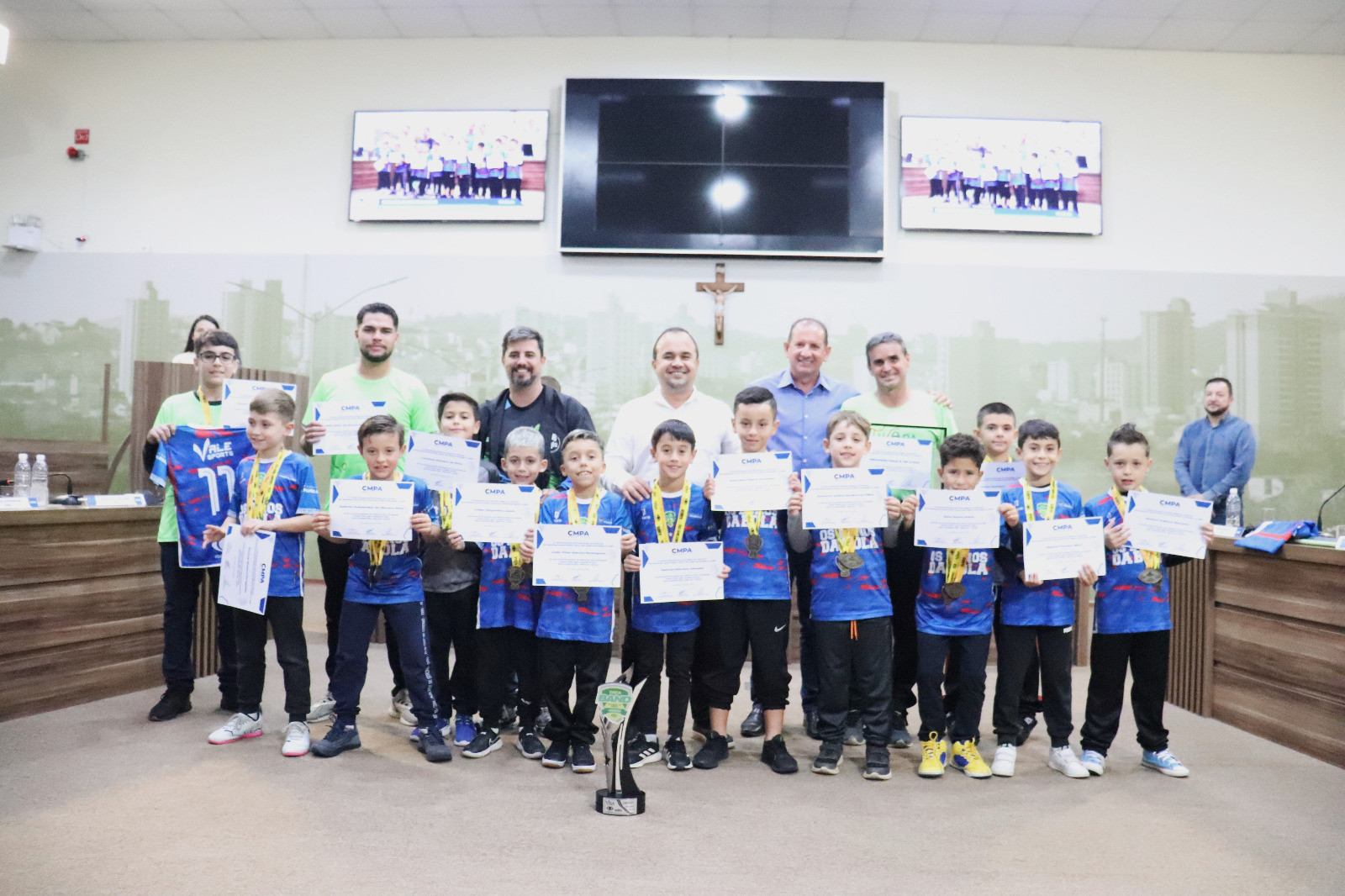 Imagem 1 da notícia: Vereadores prestam homenagem à Escolinha de Futebol da Praça de Esporte Alvarim Vieira pela conquista da Taça Band Campinas 2024