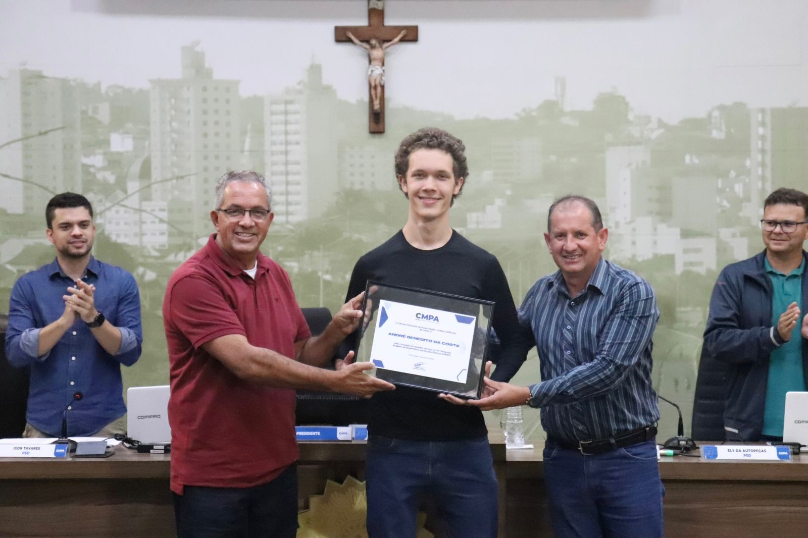 Imagem 1 da notícia: Jovem estudante pouso-alegrense recebe homenagem da Câmara por seu destaque em Olimpíada de Matemática