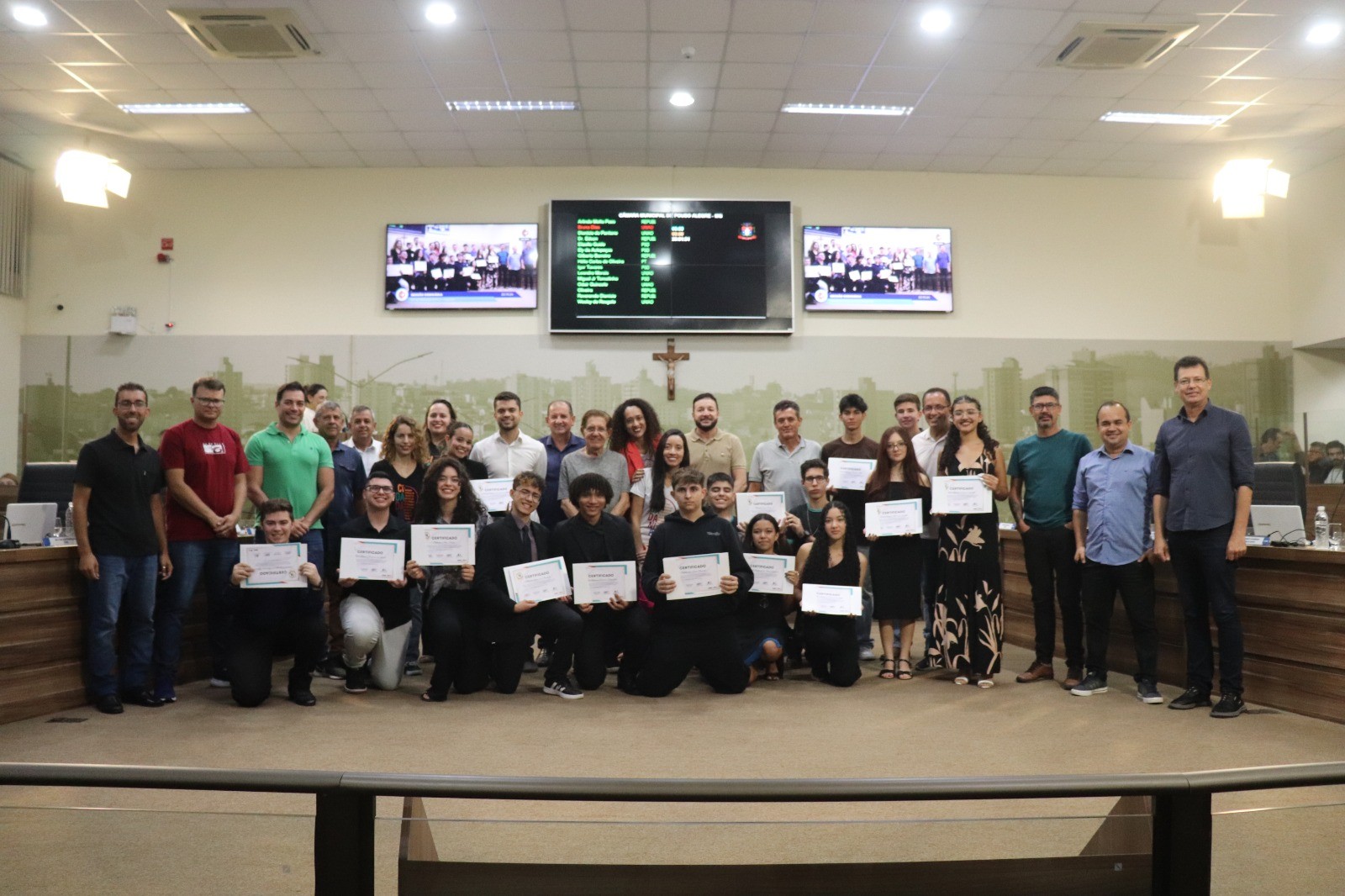 Imagem 1 da notícia: Membros do Parlamento Jovem 2024 são homenageados na Câmara