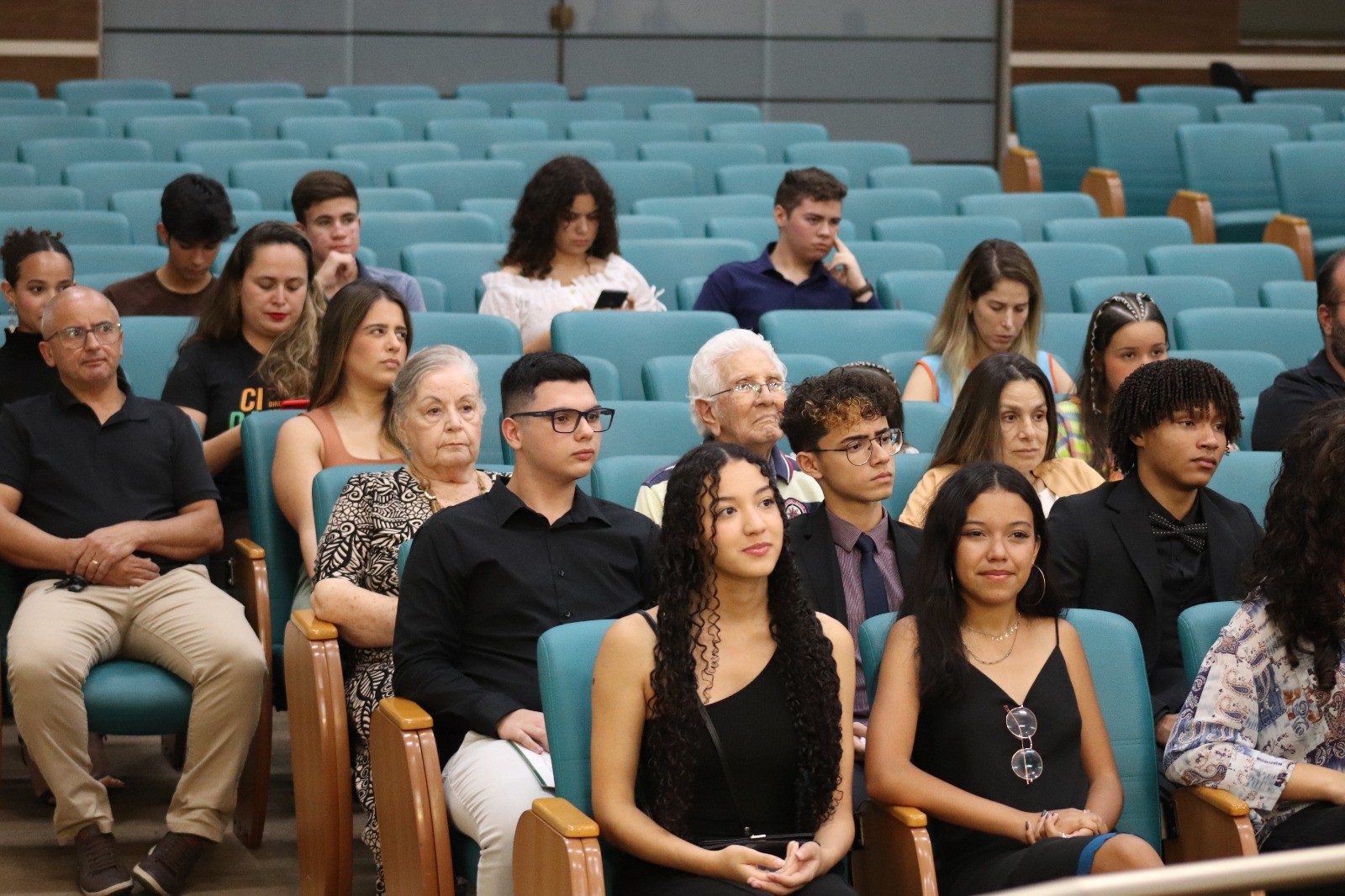 Imagem 2 da notícia: Membros do Parlamento Jovem 2024 são homenageados na Câmara