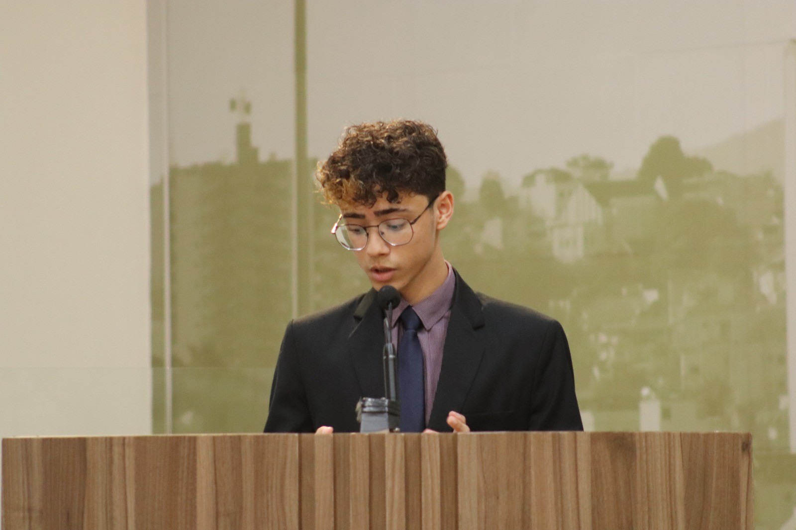Imagem 3 da notícia: Membros do Parlamento Jovem 2024 são homenageados na Câmara