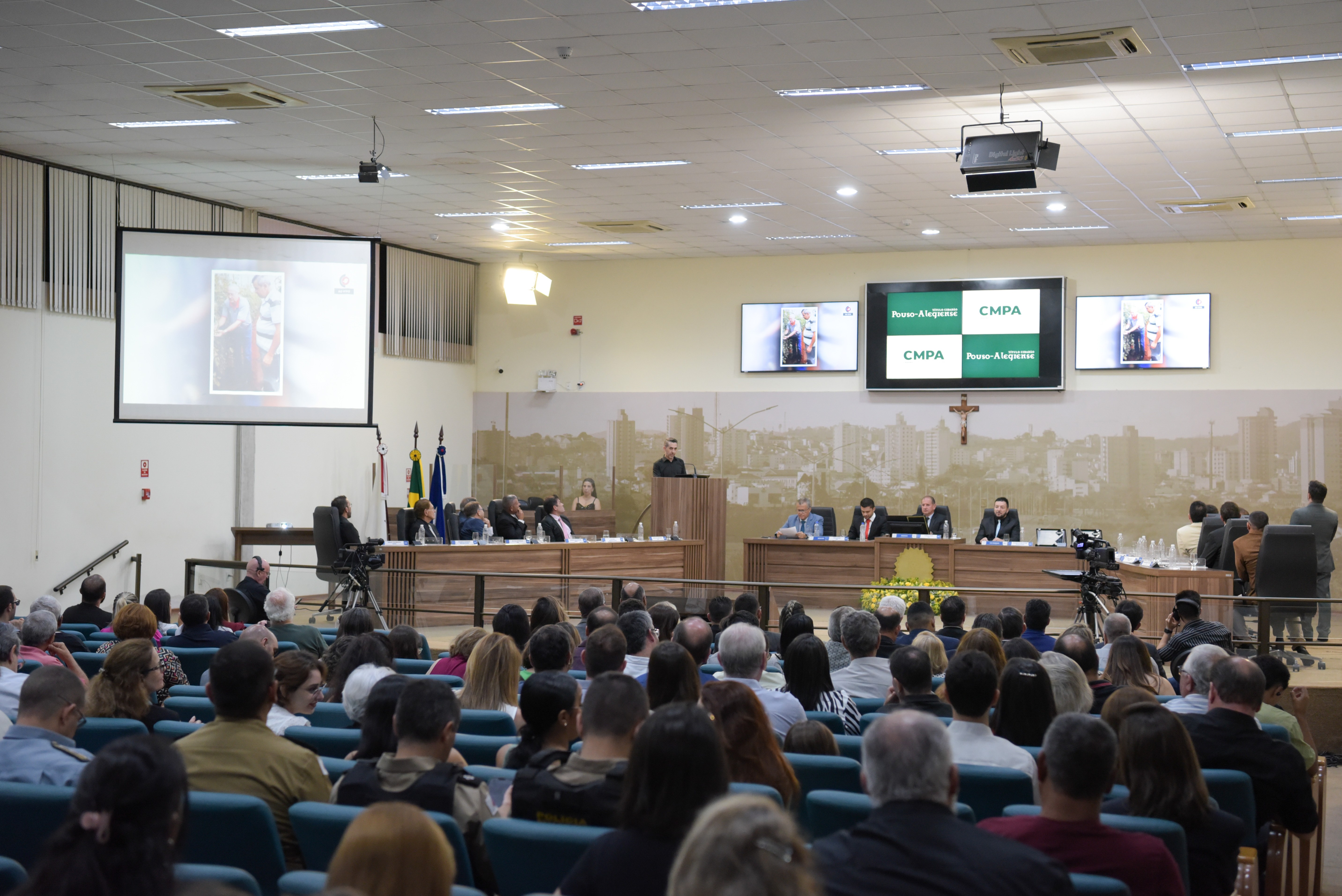 Imagem 2 da notícia: 20 personalidades, incluindo 3 vereadores, recebem o Título de Cidadão Pouso-Alegrense