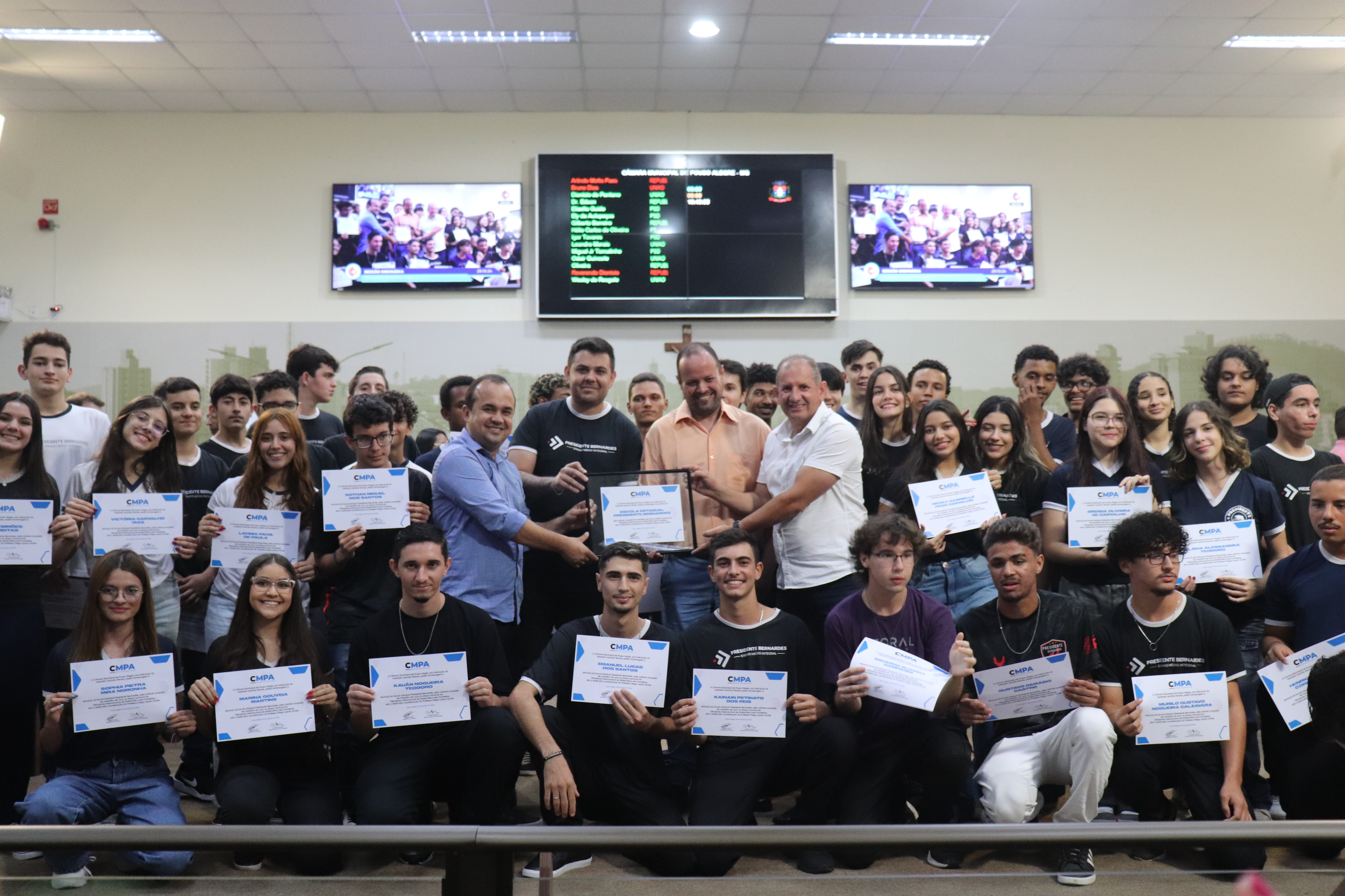 Imagem 1 da notícia: Após conquista de medalha de ouro em Olimpíada de Matemática, estudantes recebem homenagem na Câmara
