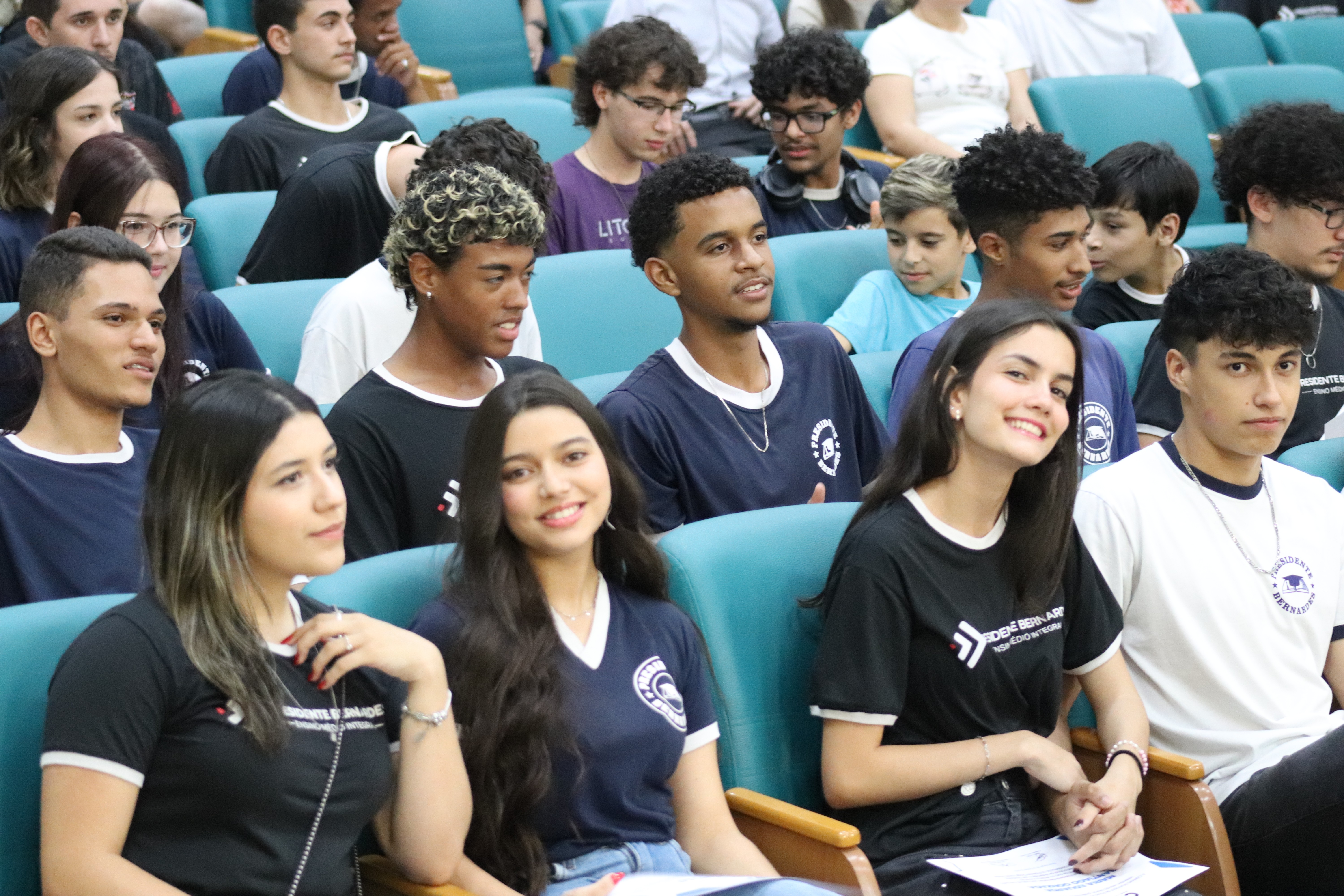 Imagem 2 da notícia: Após conquista de medalha de ouro em Olimpíada de Matemática, estudantes recebem homenagem na Câmara
