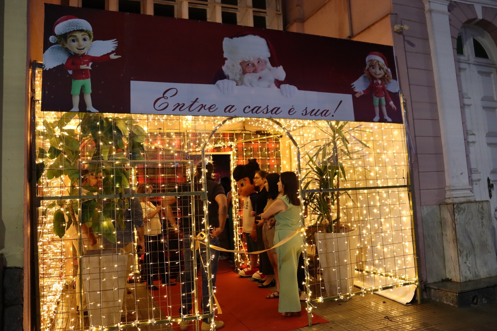 Imagem 2 da notícia: Vereadores participam da inauguração da Casa Encantada de Noel