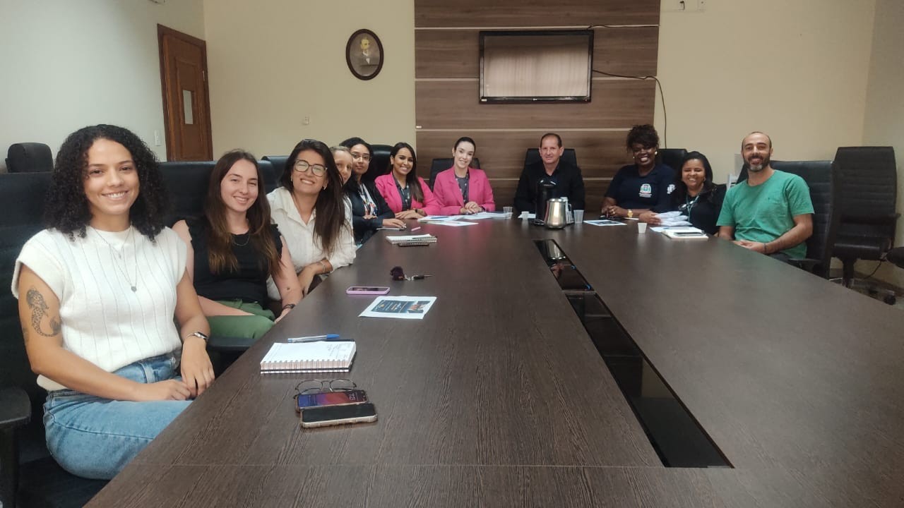 Imagem 1 da notícia: Presidente da Câmara e coordenadora do CAC se reúnem com parceiros para alinhamento do evento "Coffee Job"